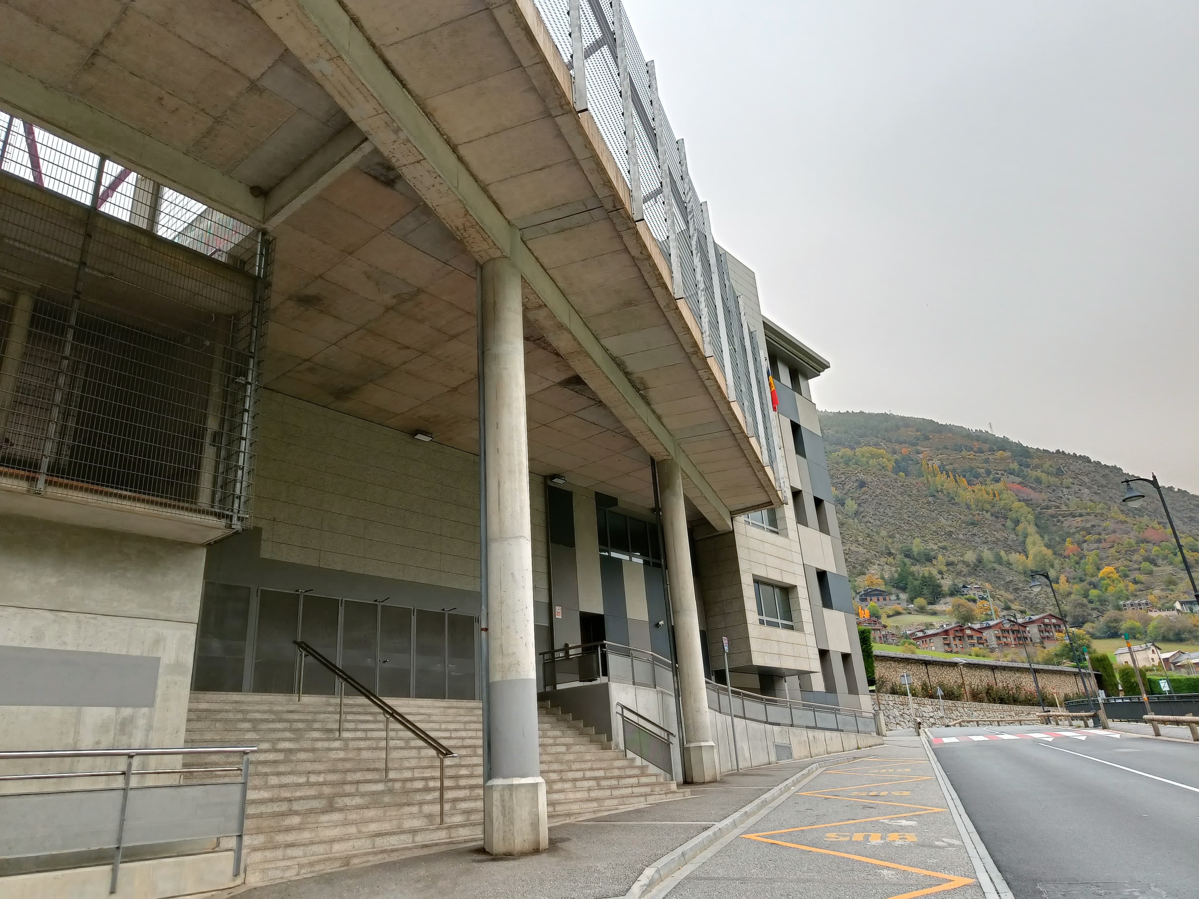 Una imatge de l'exterior del centre educatiu aquest dilluns. Una imatge de l'exterior del centre educatiu aquest dilluns.