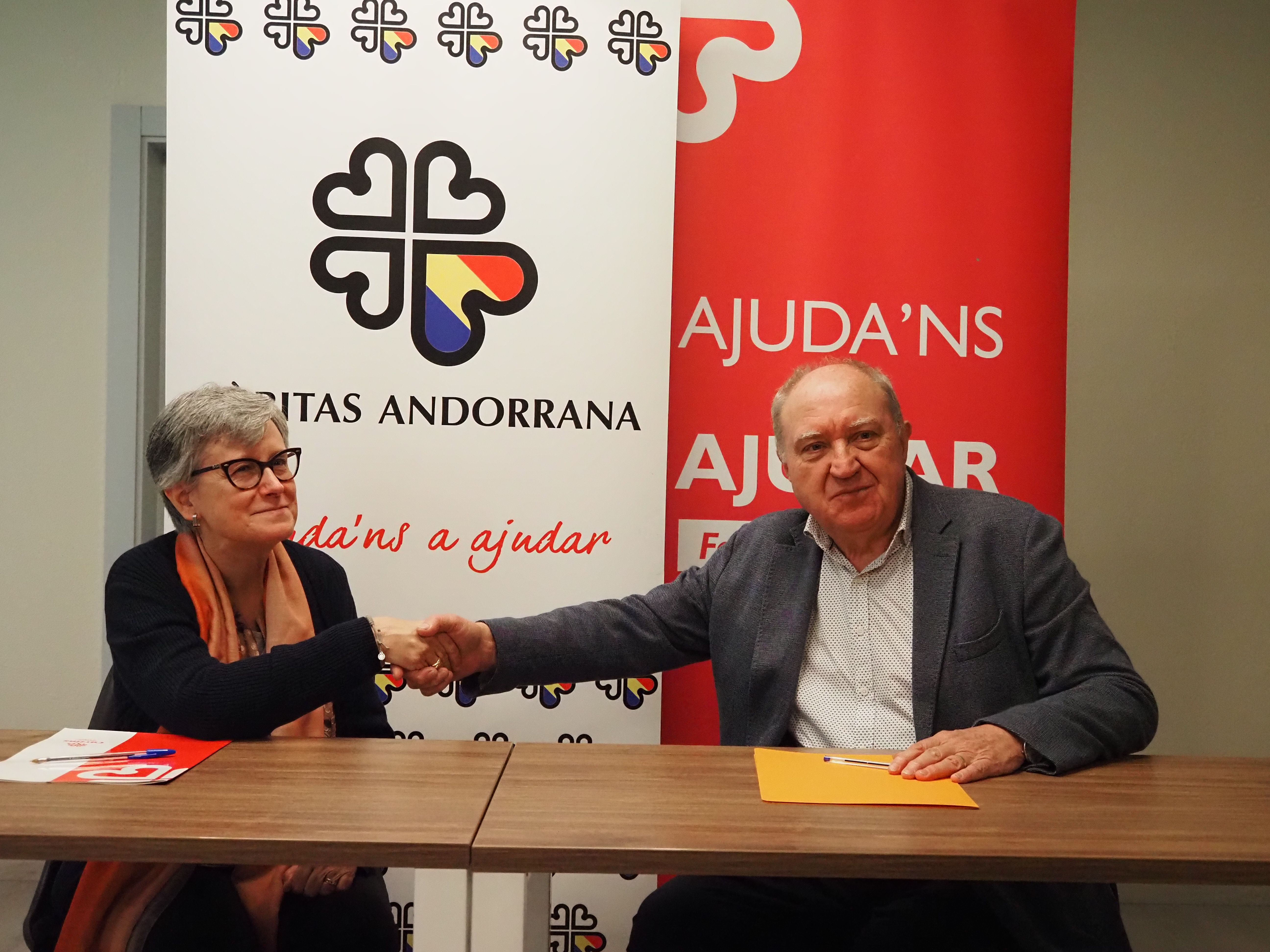 Villas i Casanova en el moment de signar el conveni.