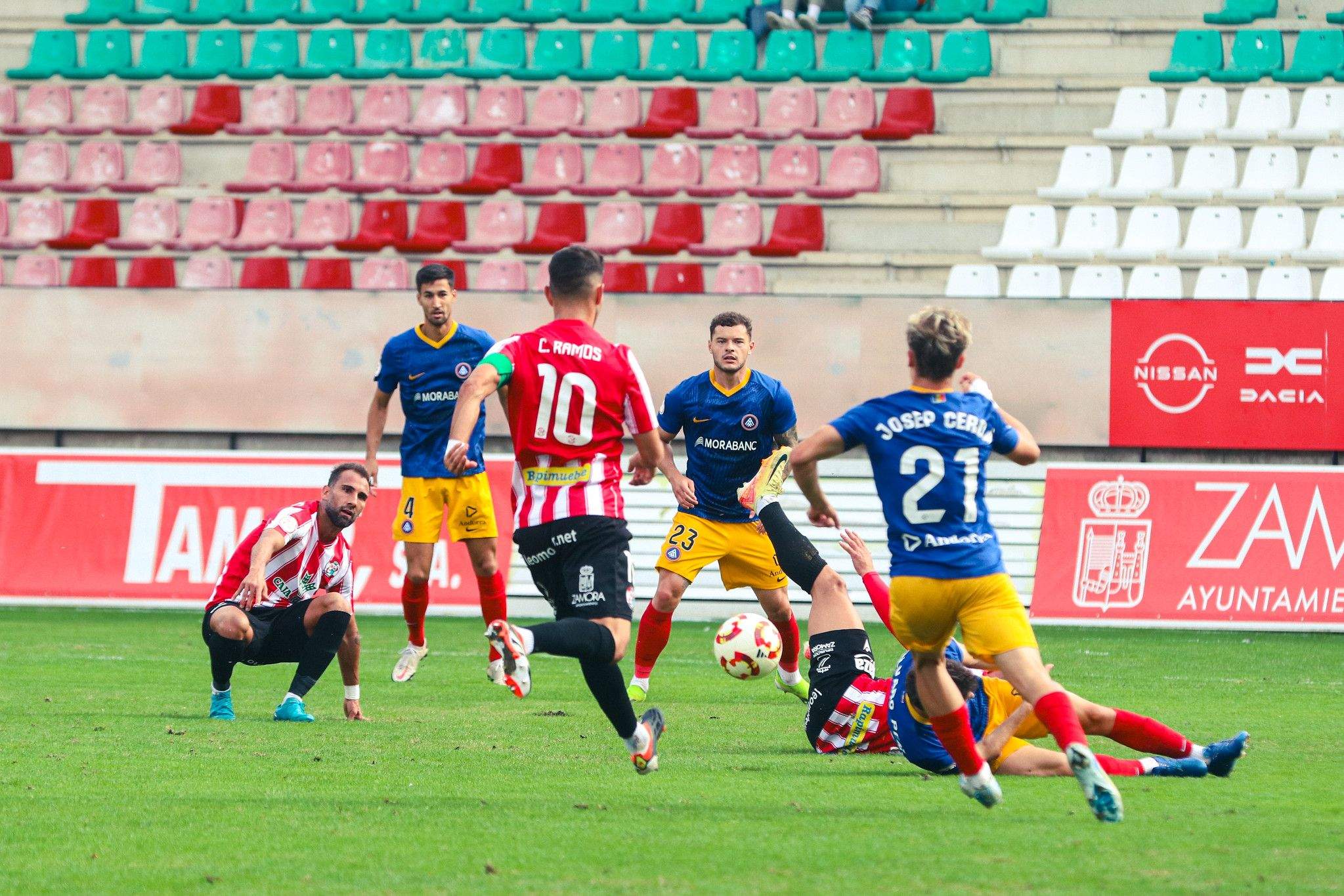 Pablo Trigueros, Diego Alende i Cerdà en una jugada contra el Zamora.