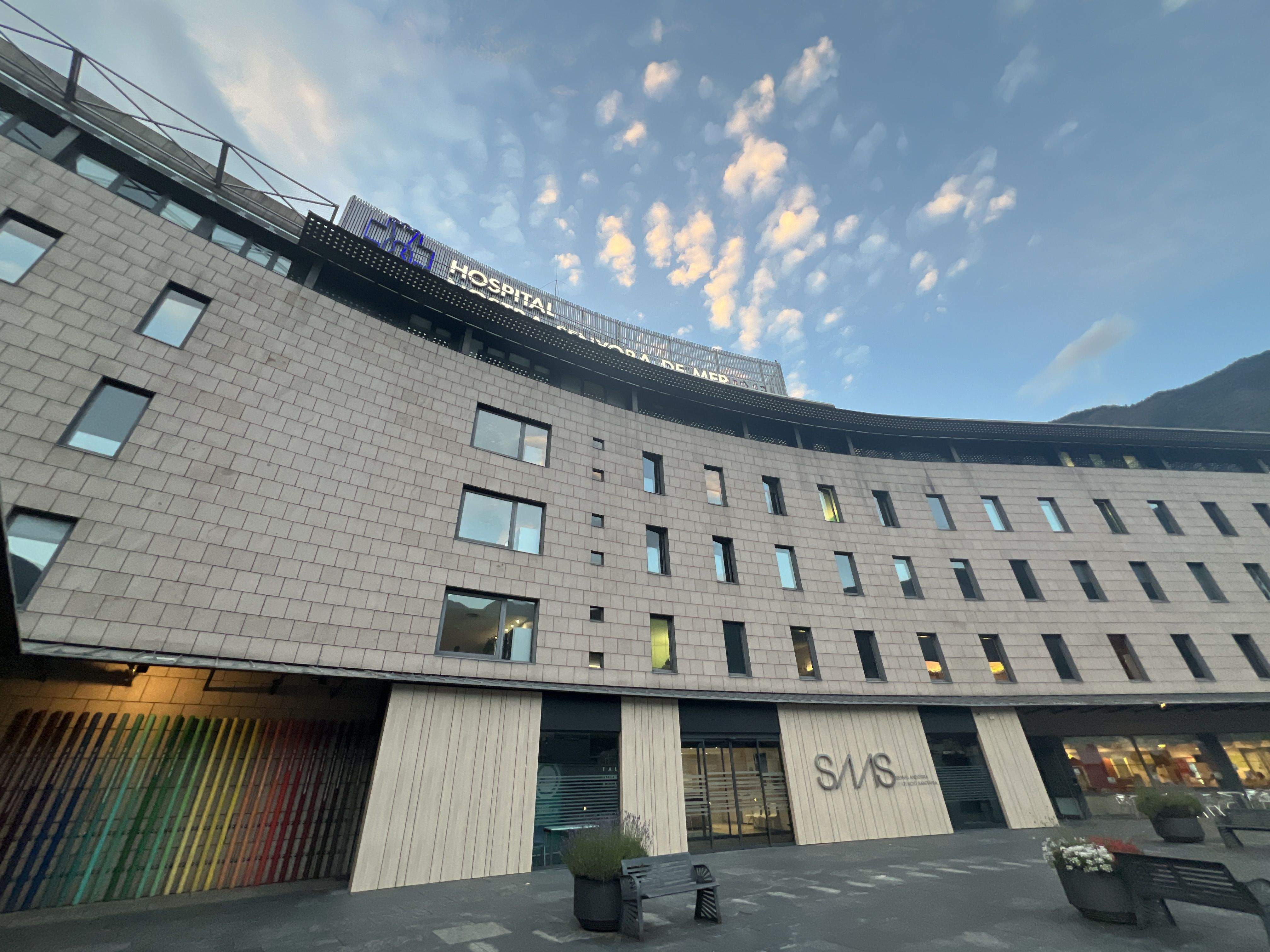 Una imatge de la plaça de l'hospital, per on s'accedeix a la recepció del centre.