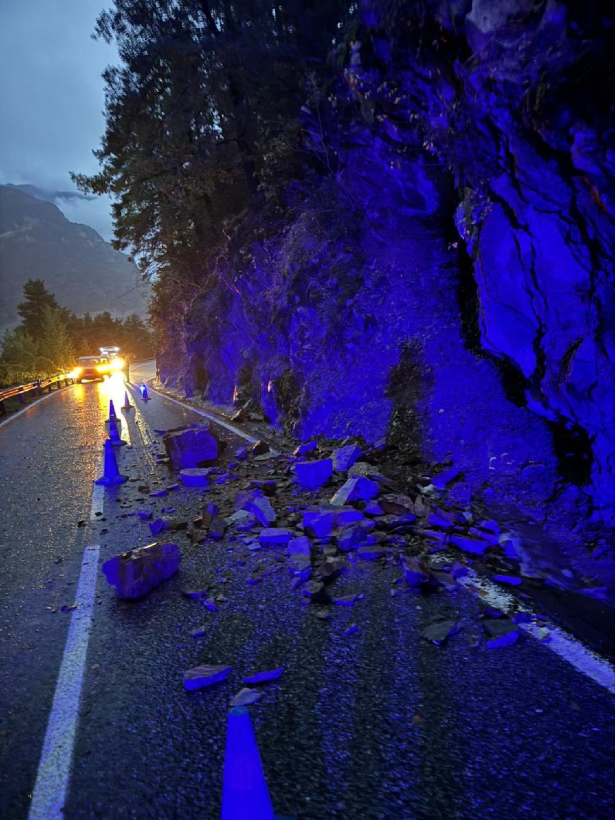 El despreniment de rocs obliga a tallar la carretera de la Rabassa.