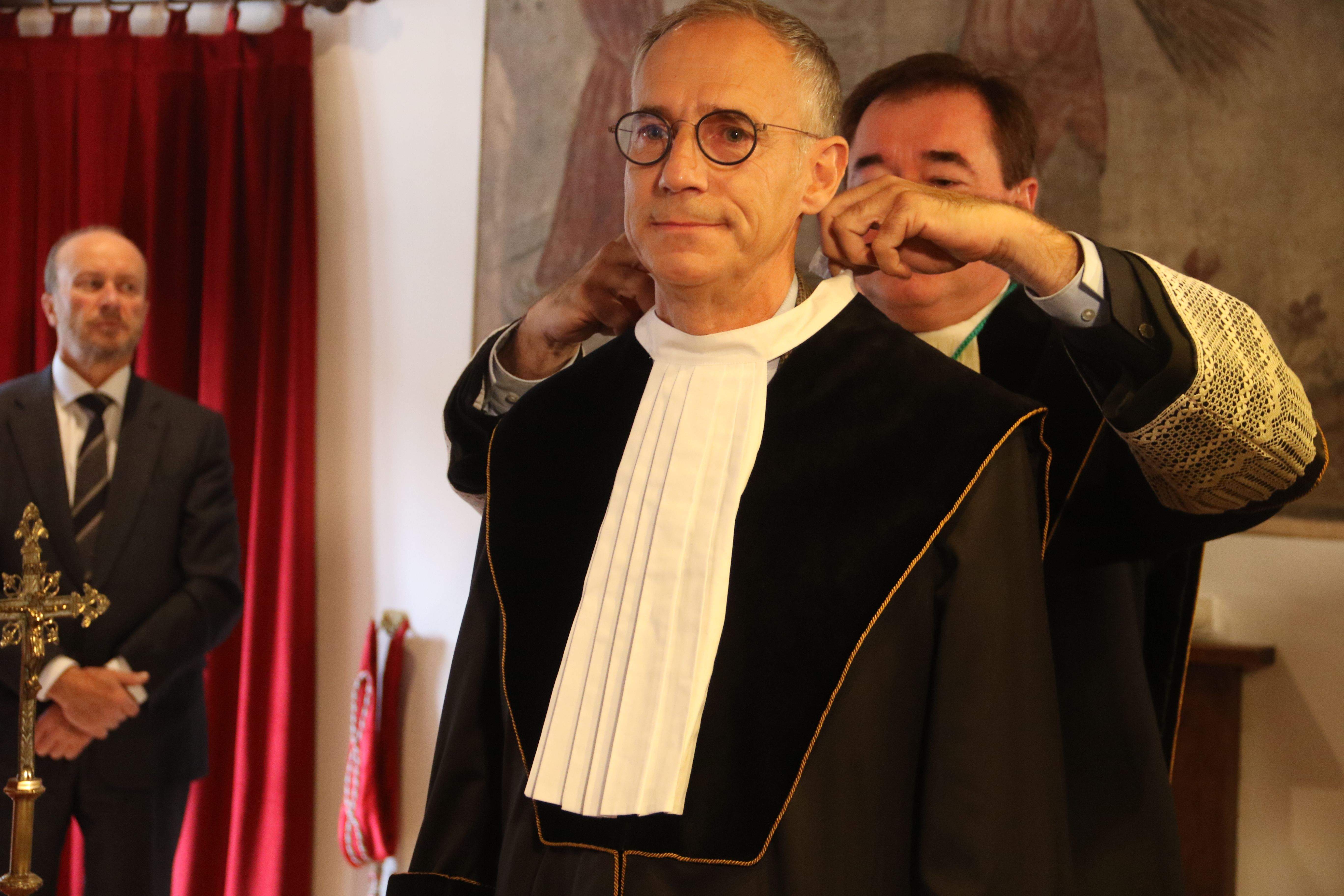 Joan Manel Abril Campoy en el moment d'acabar d'imposar la toga del TC a Pere Pastor. Joan Manel Abril Campoy en el moment d'acabar d'imposar la toga del TC a Pere Pastor.