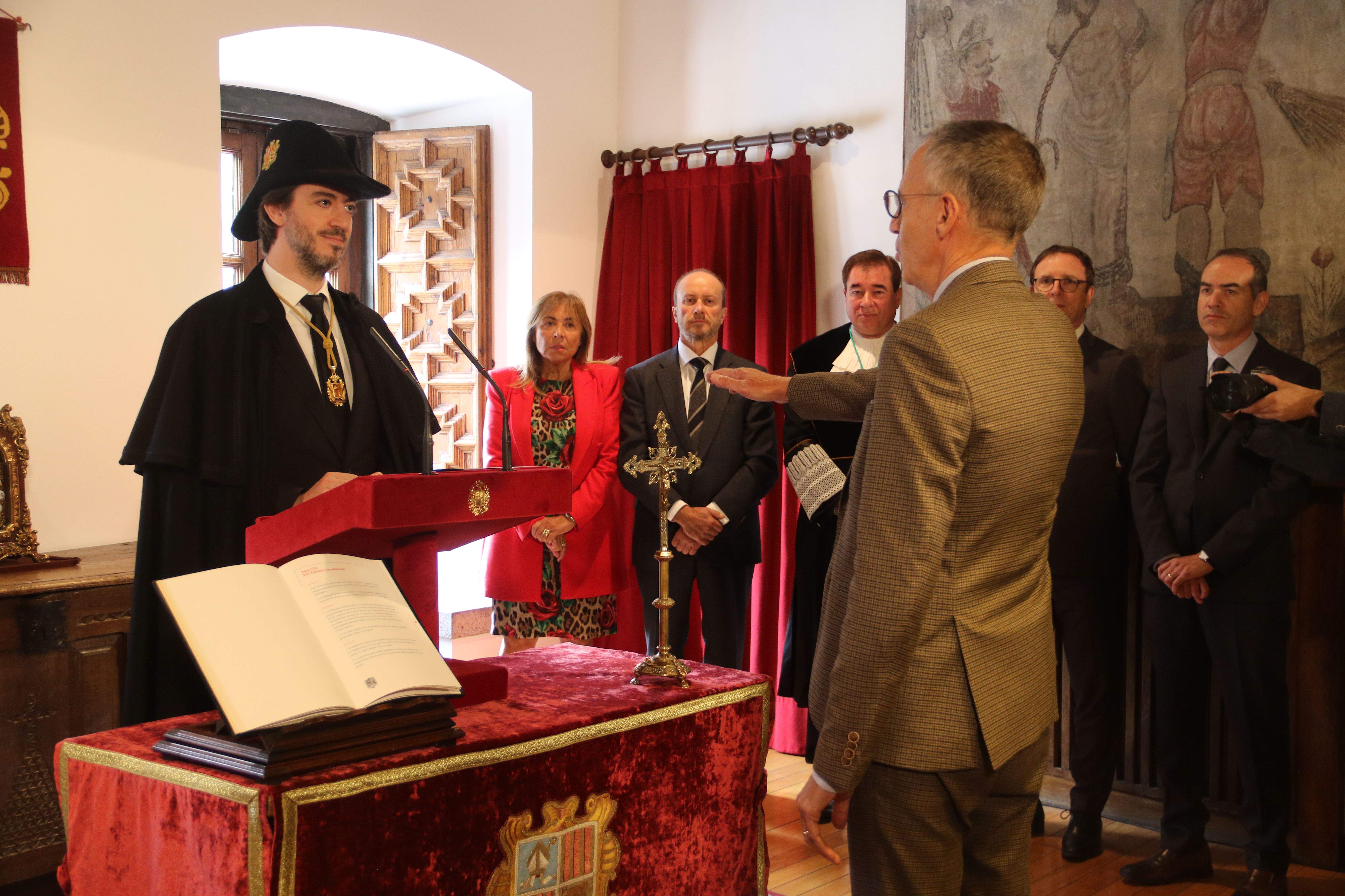 Pere Pastor en el moment del jurament davant del síndic general. Pere Pastor en el moment del jurament davant del síndic general.