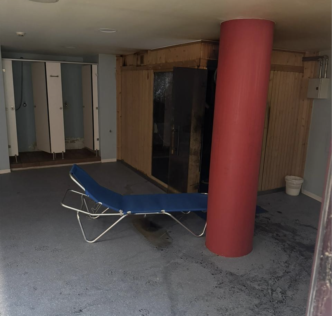 L'incendi s'ha originat a una de les saunes del vestidor d'homes del centre esportiu de Sant Julià.