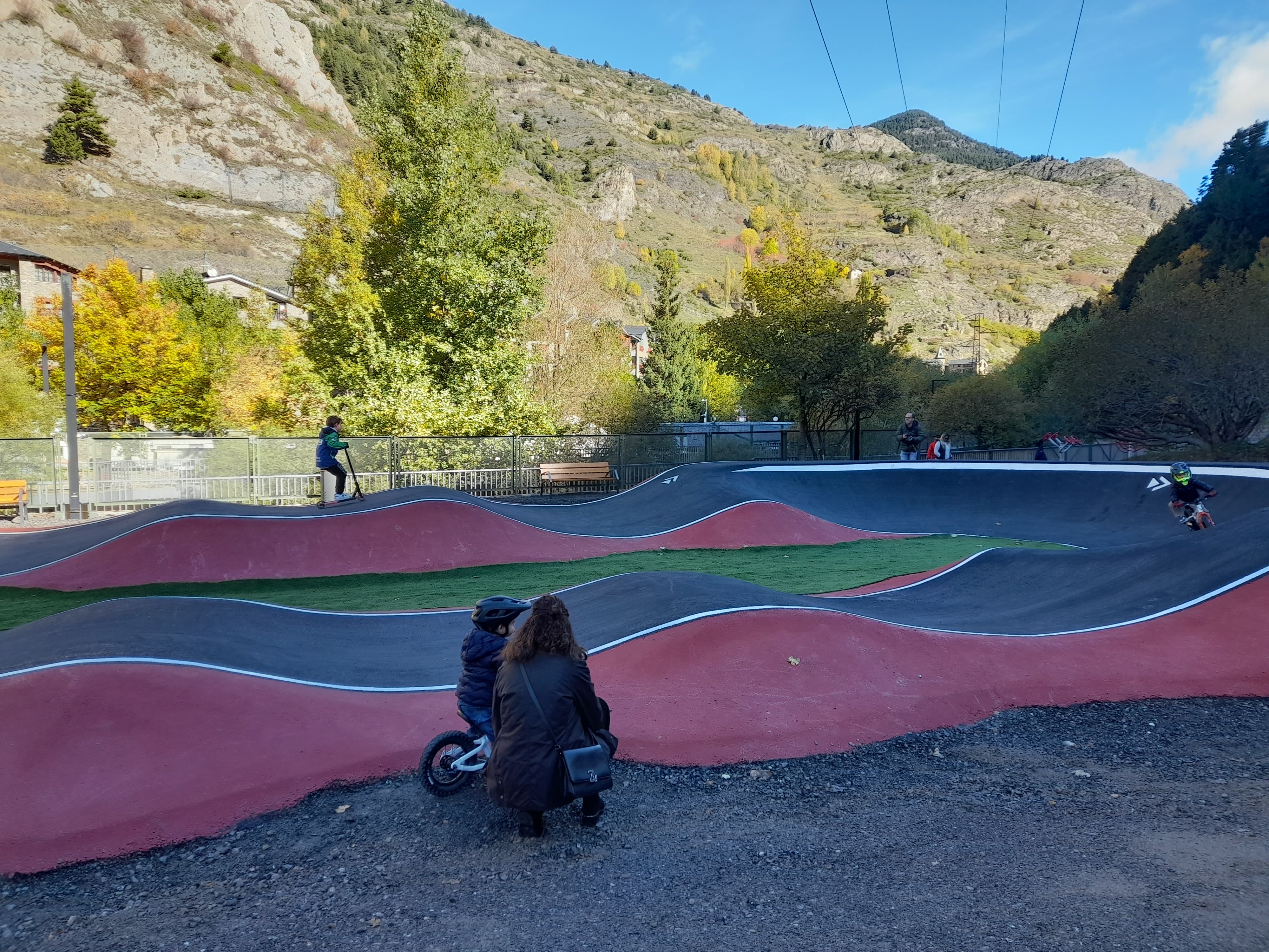 El 'pump track' amb els primers usuaris. El 'pump track' amb els primers usuaris.