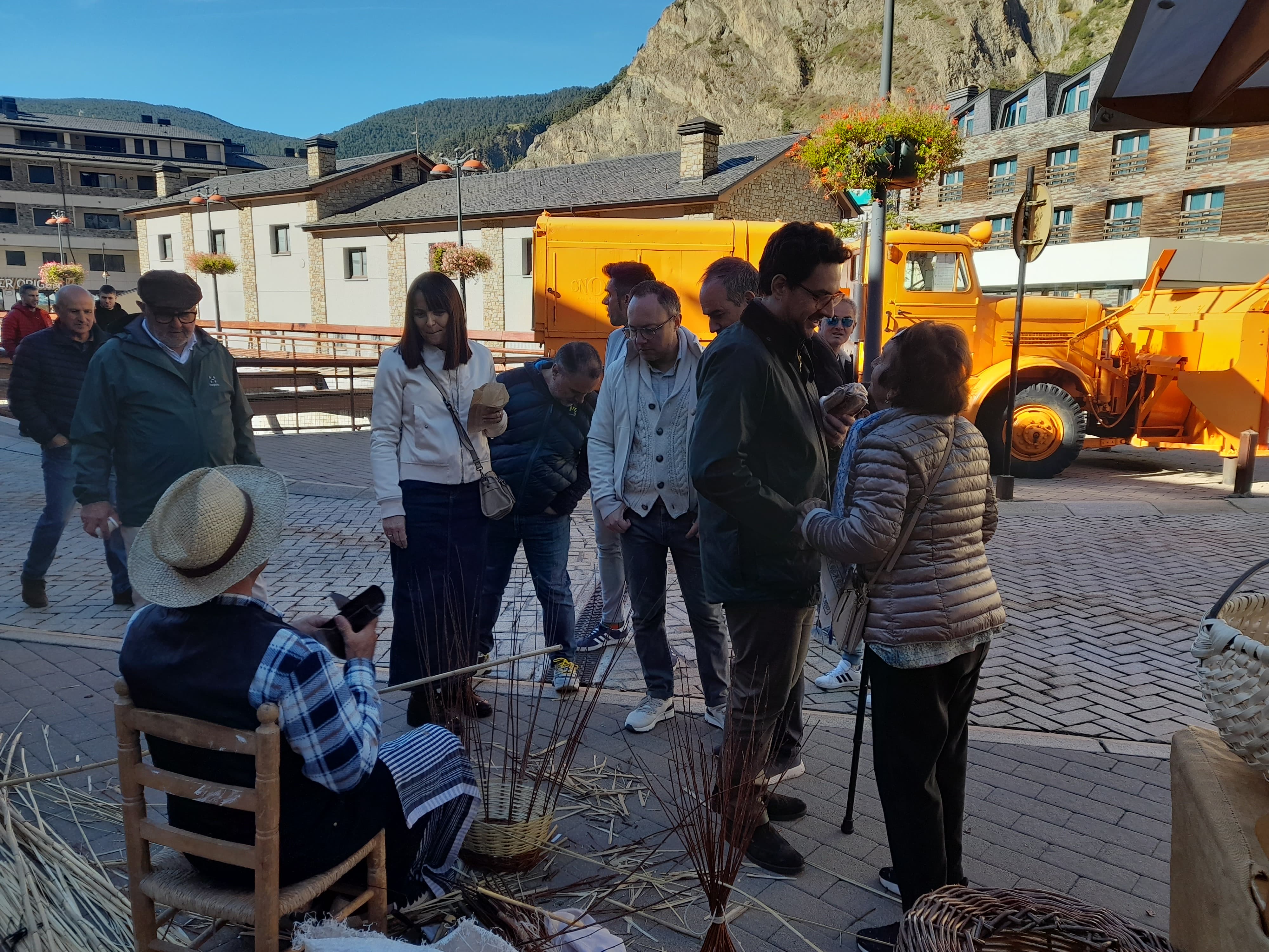 Les autoritats visitant un cisteller. Les autoritats visitant un cisteller.