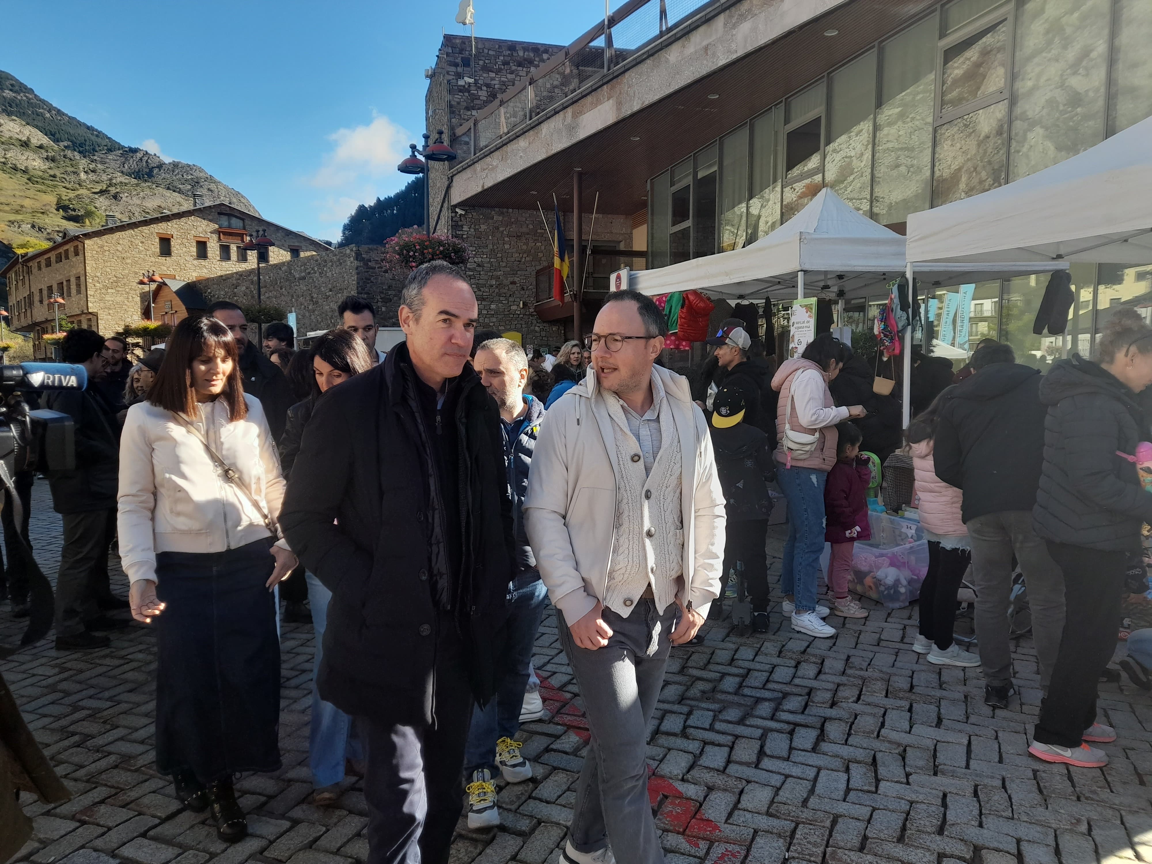 Jordi Alcobé i Xavier Espot passejant per la Fira del Bestiar. Jordi Alcobé i Xavier Espot passejant per la Fira del Bestiar.