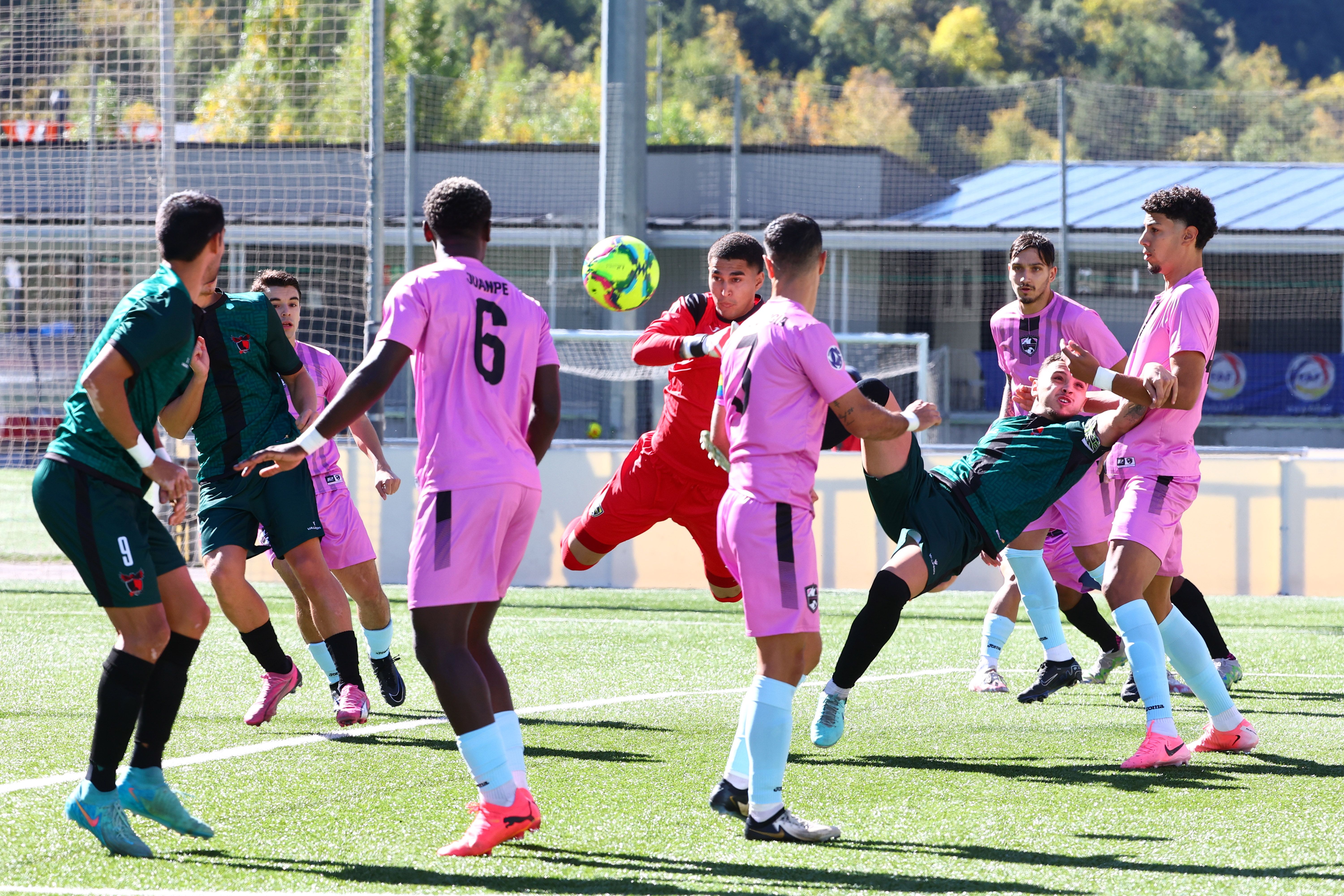 Una acció perillosa del duel entre la Penya Encarnada i l'Ordino. Una acció perillosa del duel entre la Penya Encarnada i l'Ordino.