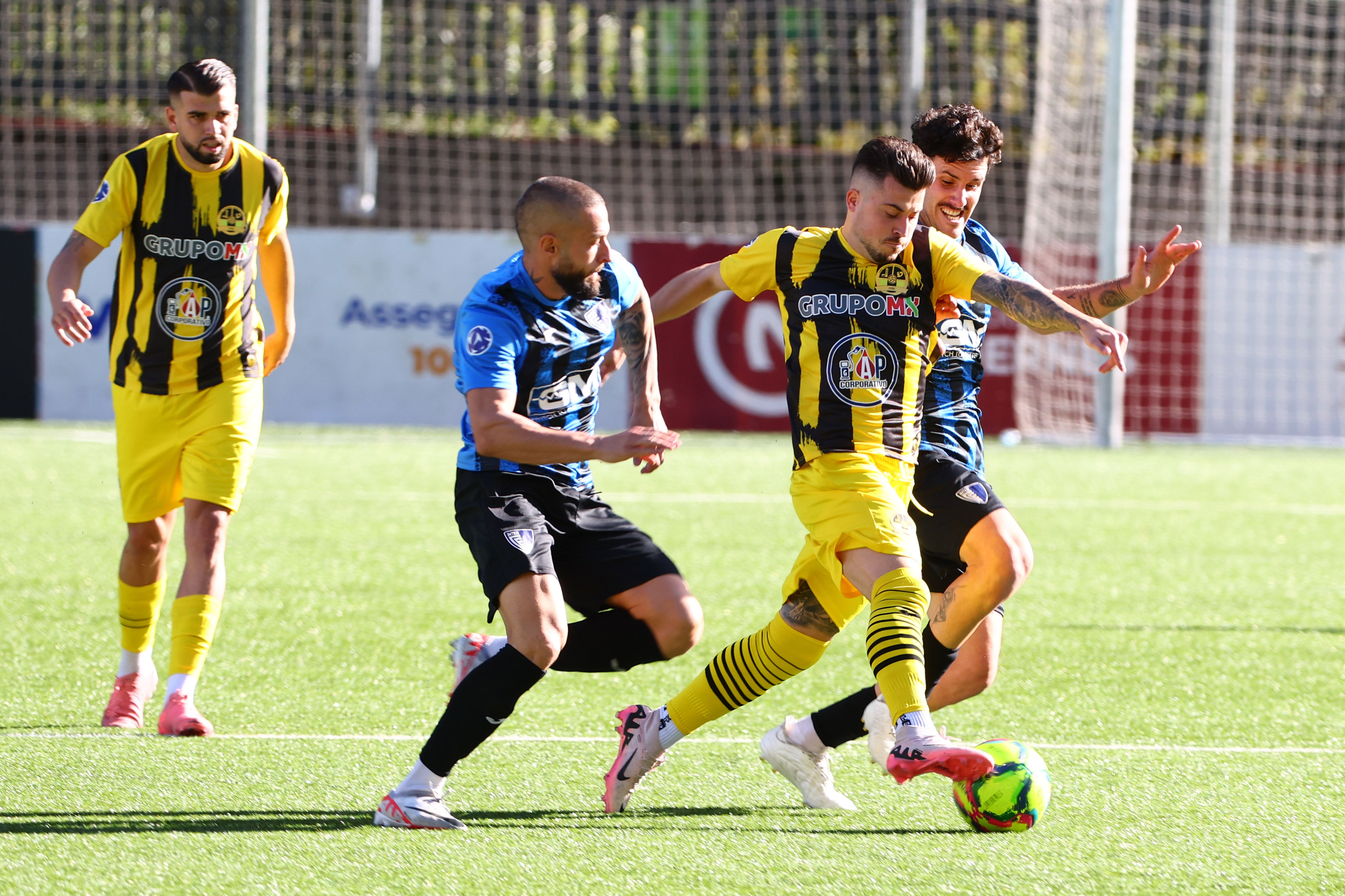 David Juncà, de l'Inter Escaldes, perseguint a Joaquinete, de la UE. 