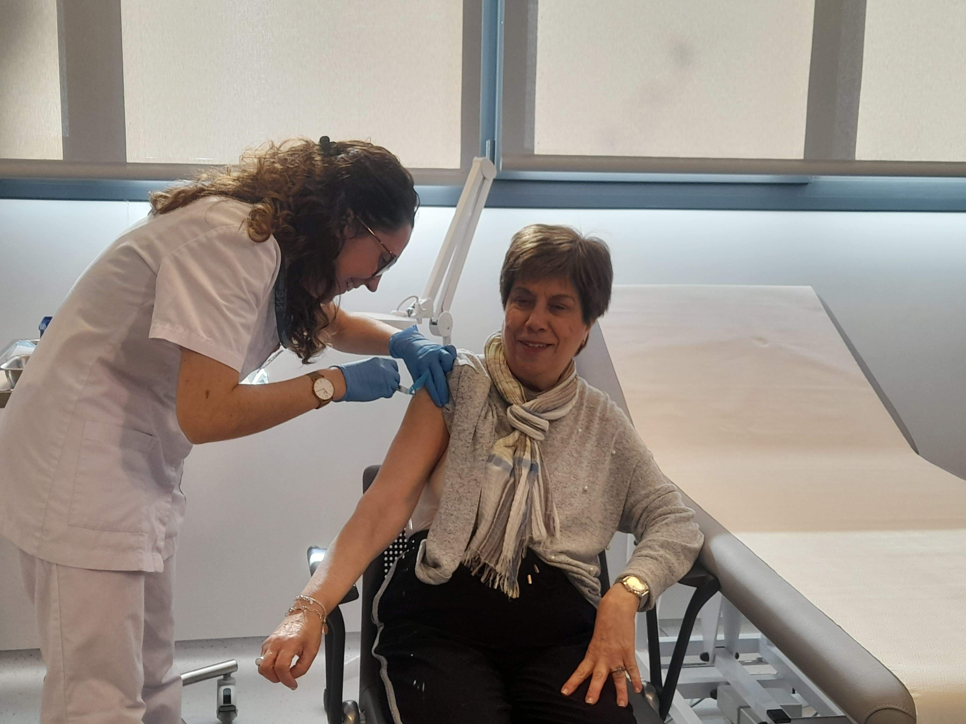 Una altra dona ha rebut també haquest matí la dosi contra la grip. Una altra dona ha rebut també haquest matí la dosi contra la grip.