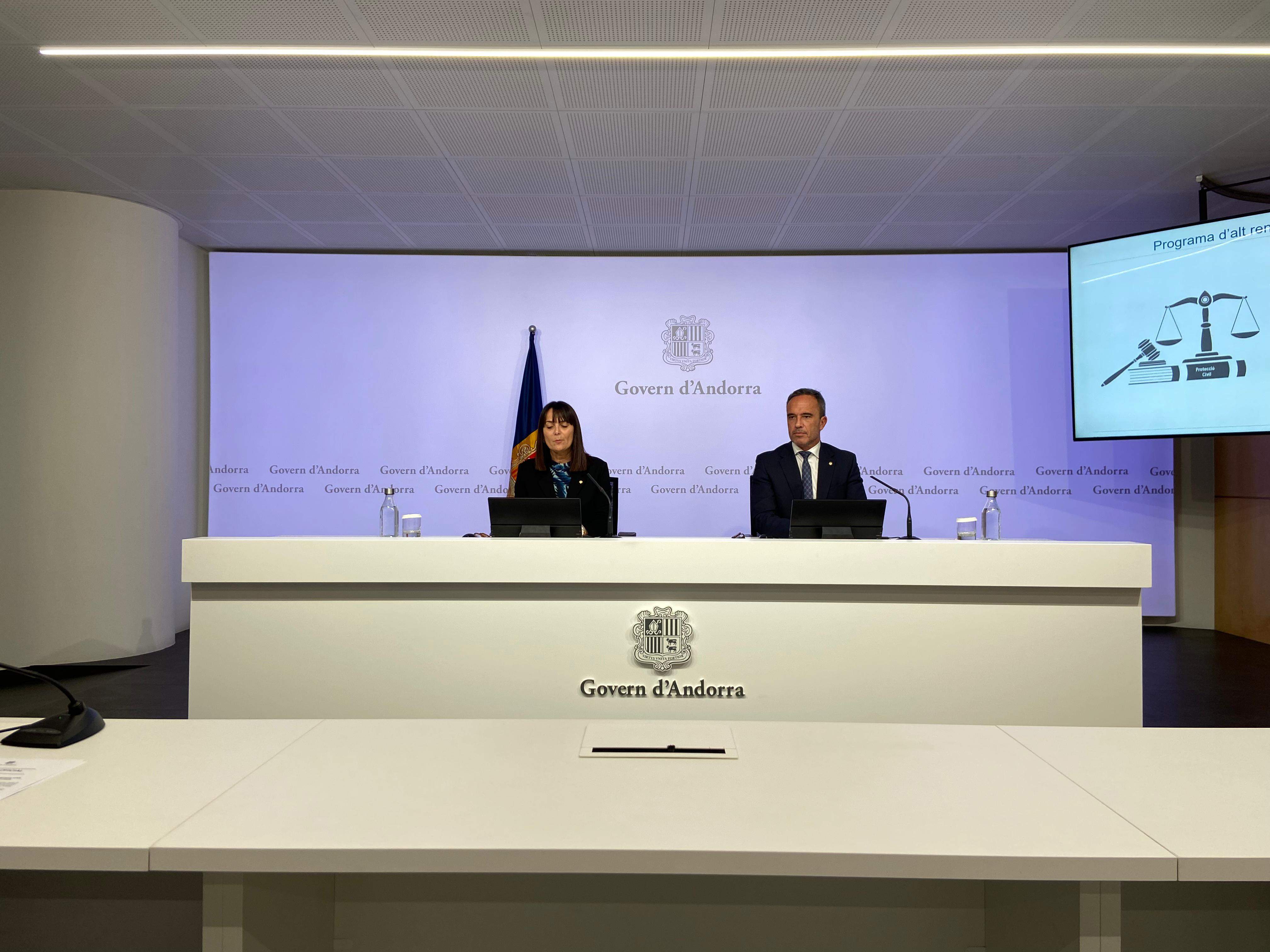 La ministra d'Esports, Mònica Bonell, juntament amb el secretari d'Estat, Alain Cabanes. 