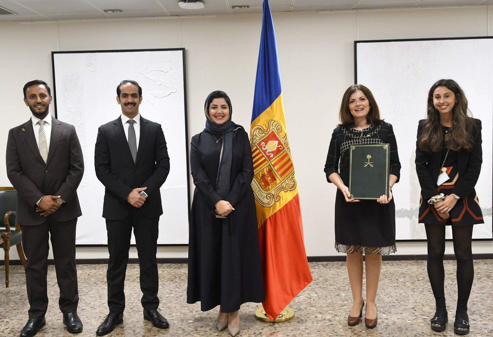La delegació saudita amb l'andorrana en el moment del lliurament de les credencials.