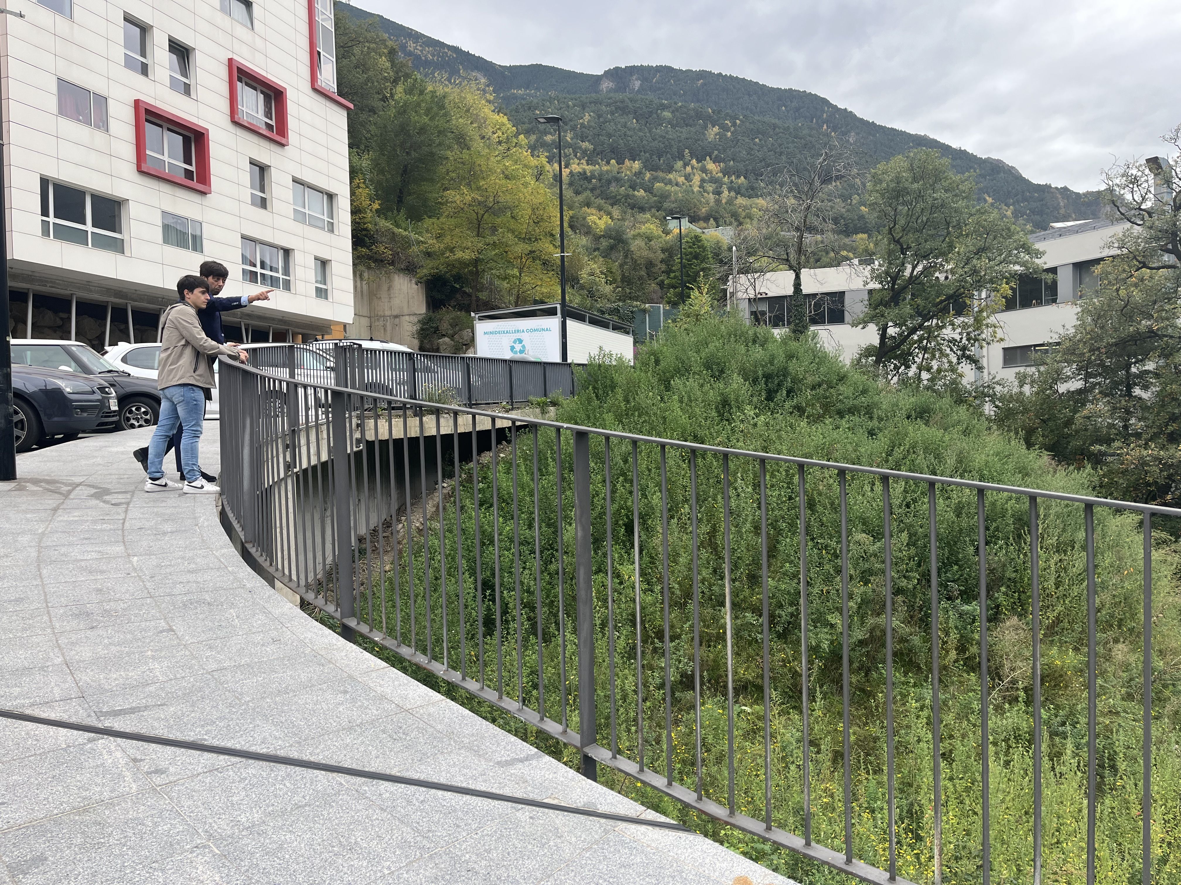 El cònsol major d'Andorra la Vella, Sergi González, i el conseller de Transformació Digital i Sostenibilitat, i d’Habitatge, Marc Torrent. El cònsol major d'Andorra la Vella, Sergi González, i el conseller de Transformació Digital i Sostenibilitat, i d’Habitatge, Marc Torrent.