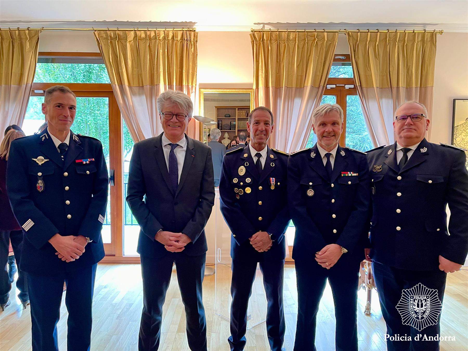 Bruno Lasne (al centre) ha estat condecorat aquest dimarts.