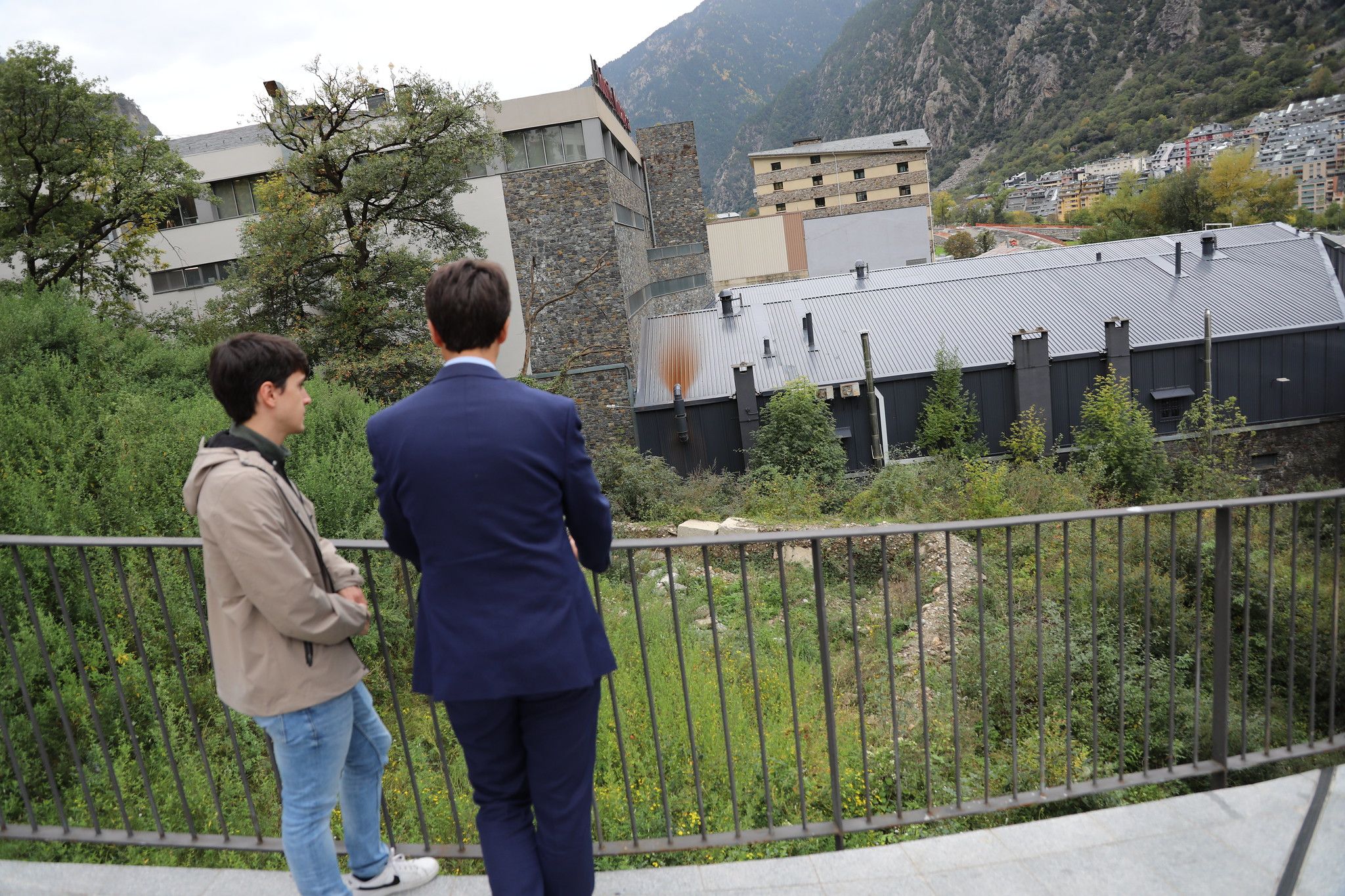 Marc Torrent i Sergi González, al costat de la parcel·la on es farà l'edifici.