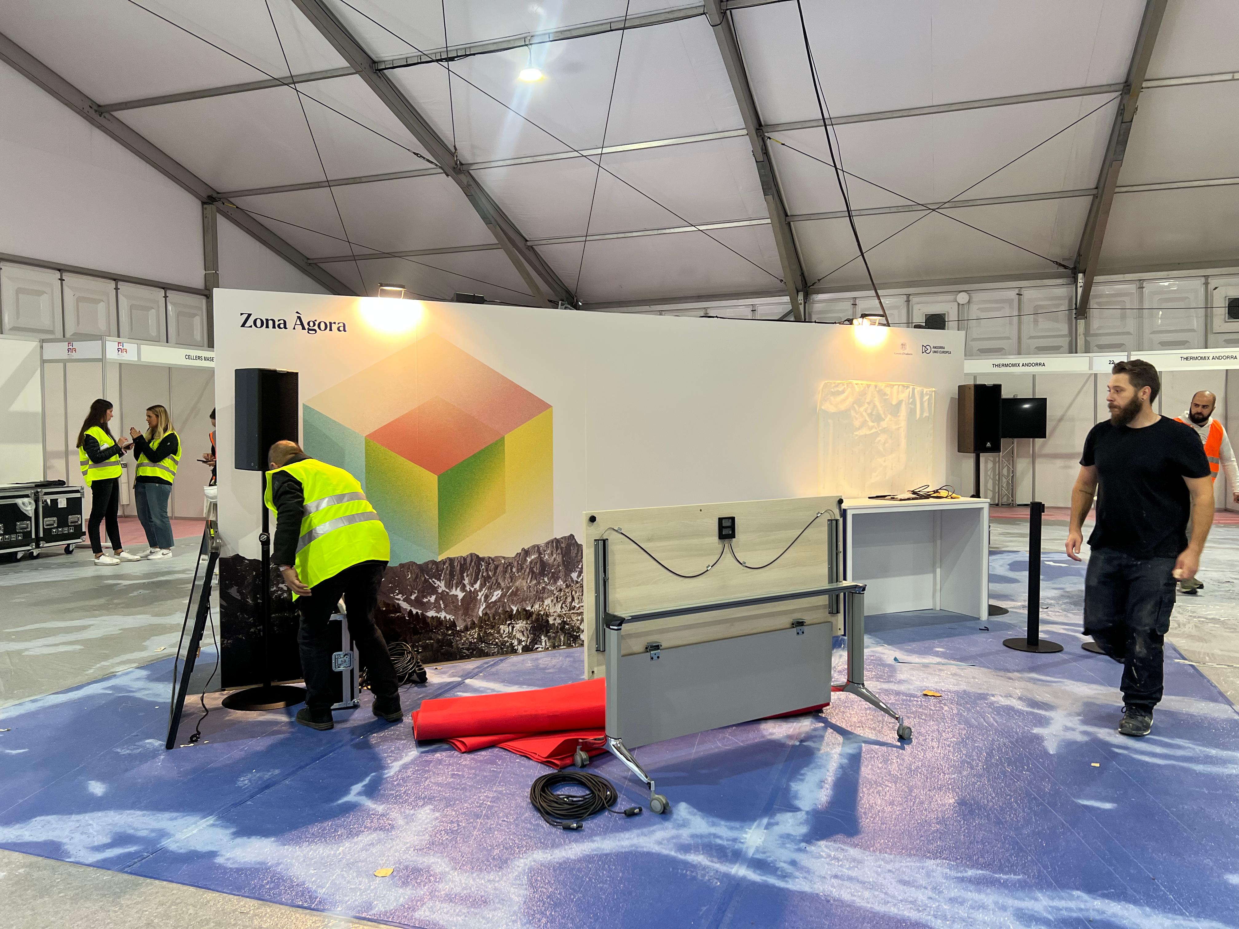 Preparació de l'estand de la fira.