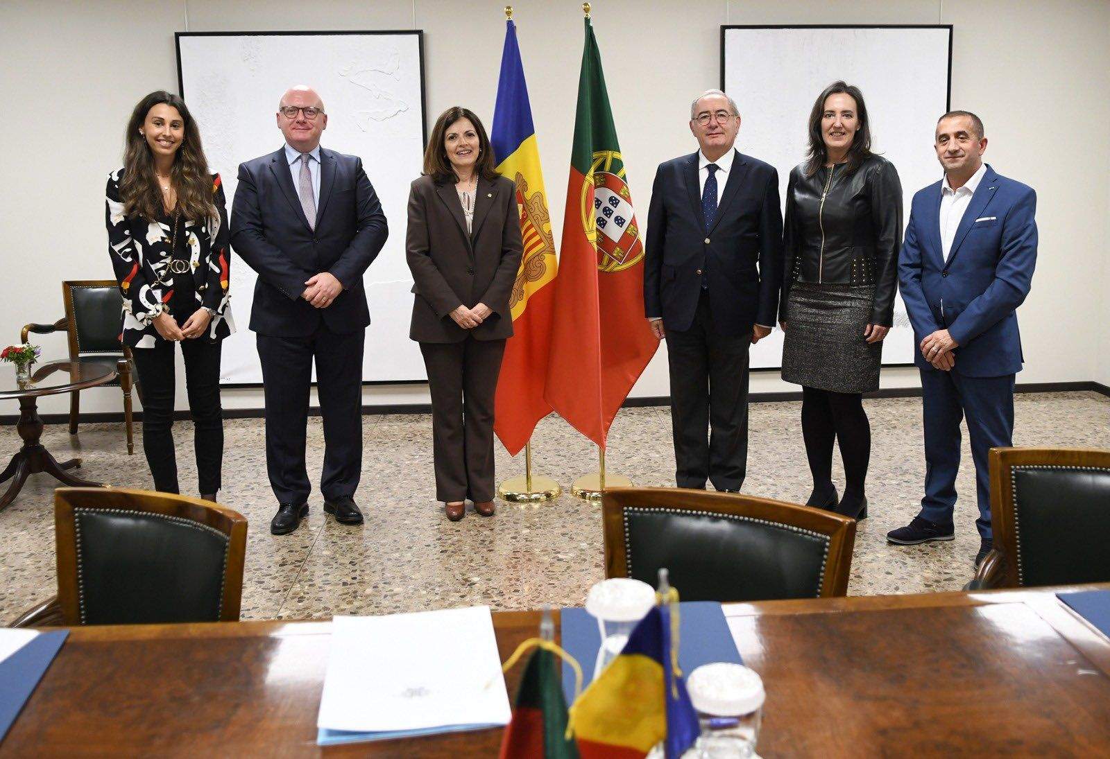 Imma Tor i José Cesário amb els respectius acompanyants a l'edifici administratiu.