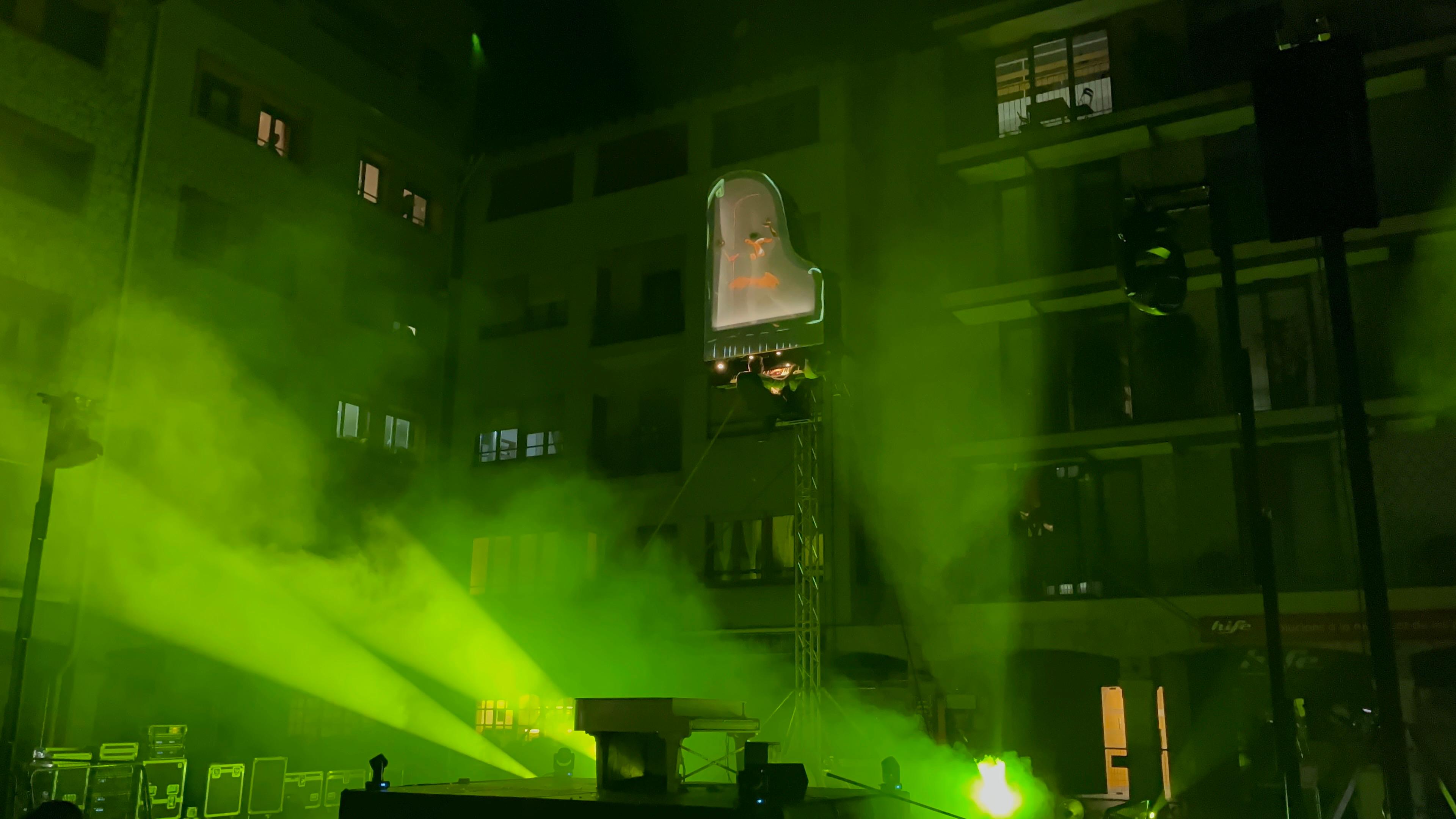 David Moreno tocant el piano mentre Cristina Calleja balla tancada a dins. David Moreno tocant el piano mentre Cristina Calleja balla tancada a dins.