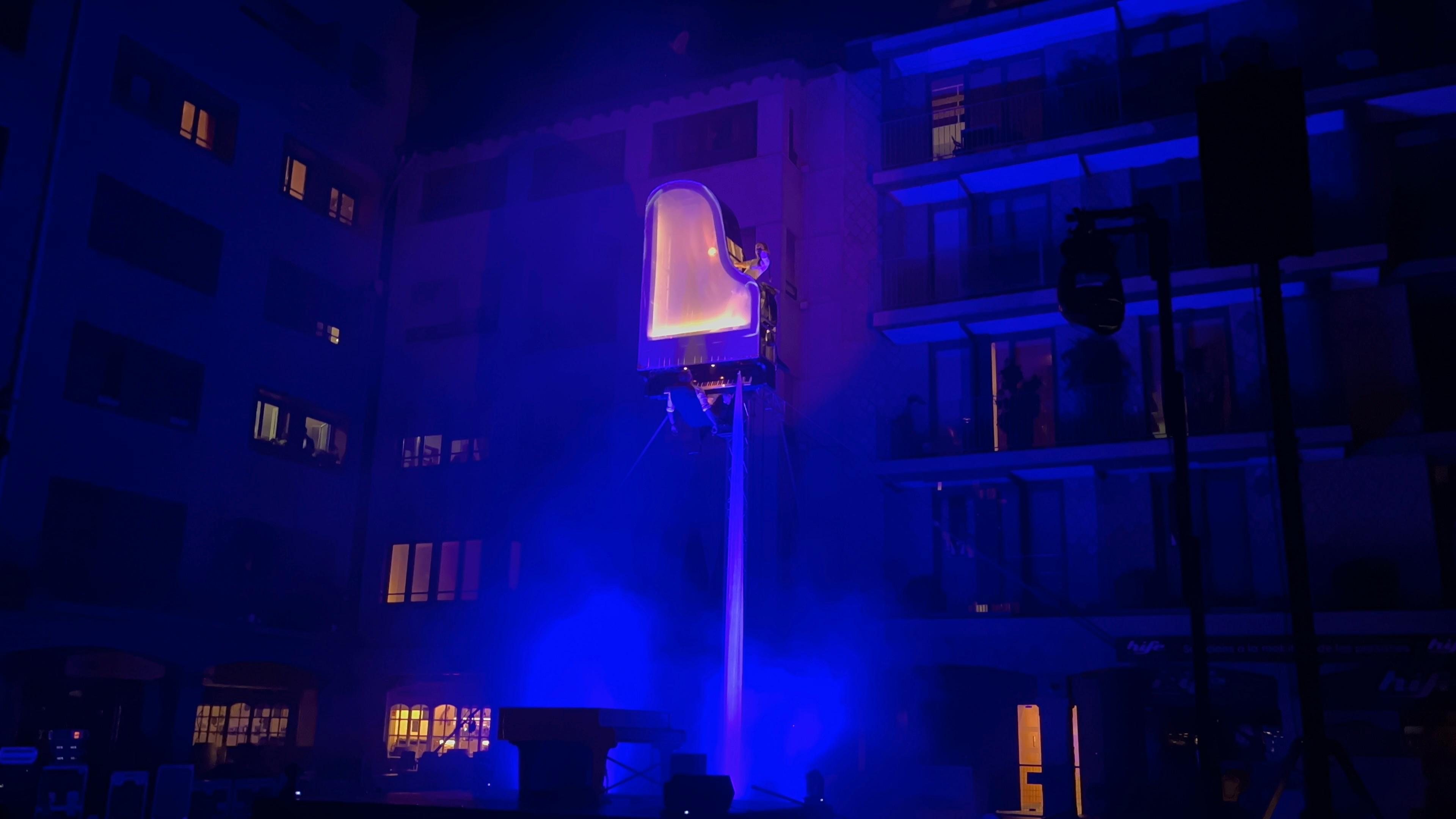 Insant en que la ballarina aconsegueix sortir de l'interior del piano. Insant en que la ballarina aconsegueix sortir de l'interior del piano.