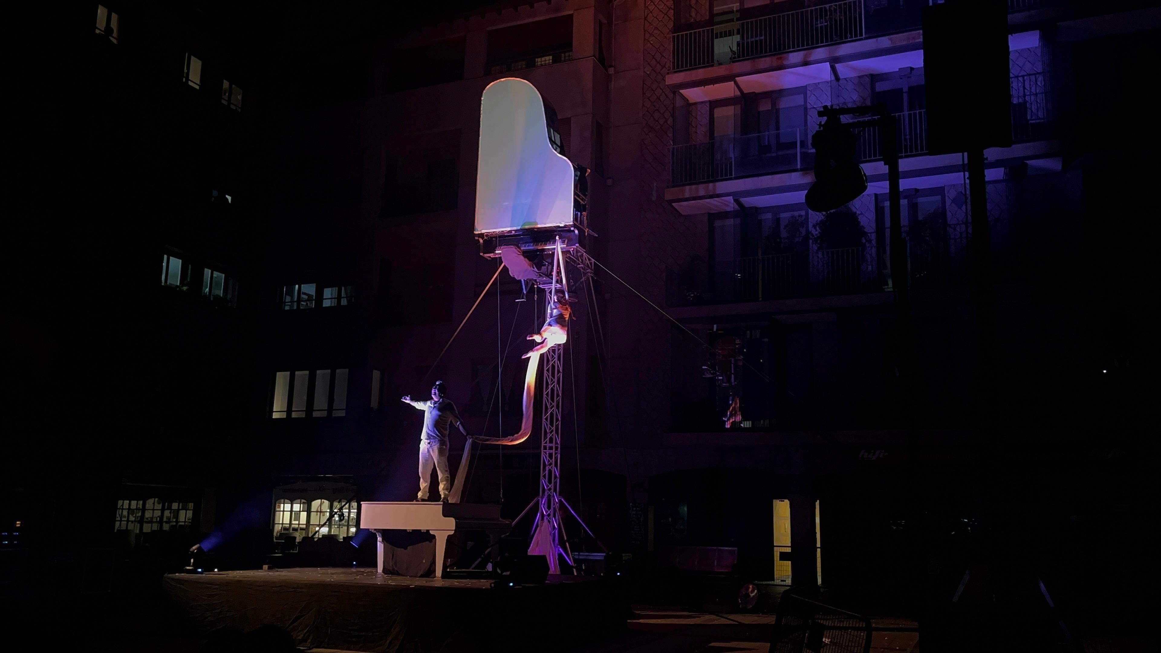 Comencen les acrobàcies de l'espectacle 'Flotados'. Comencen les acrobàcies de l'espectacle 'Flotados'.