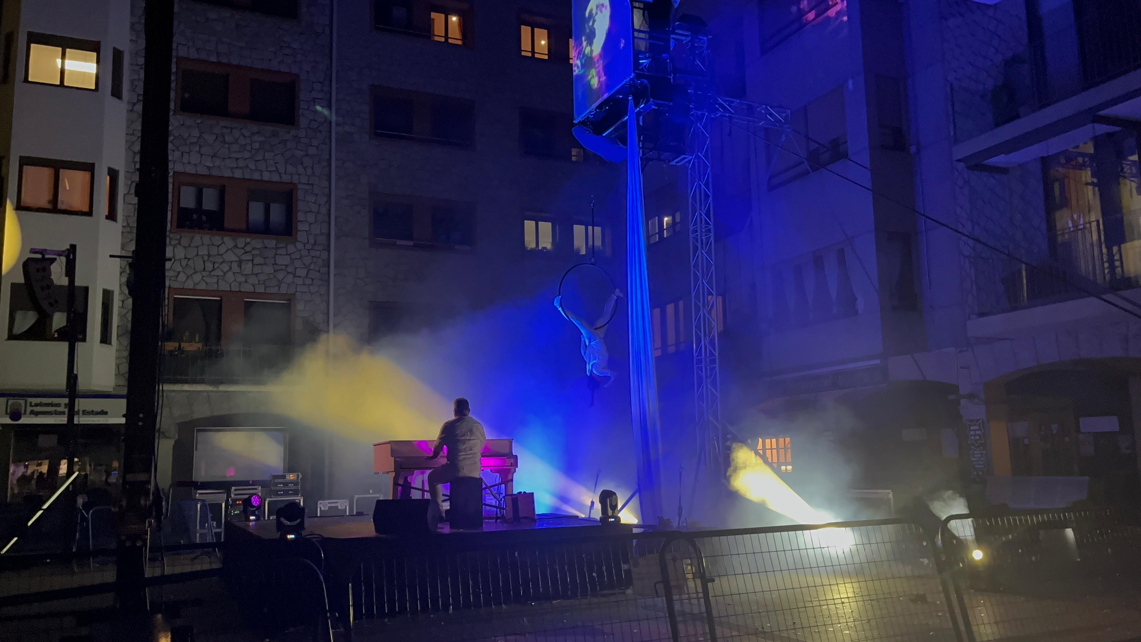 Cristina Calleja fent acrobàcies mentre David Moreno toca el piano. Cristina Calleja fent acrobàcies mentre David Moreno toca el piano.