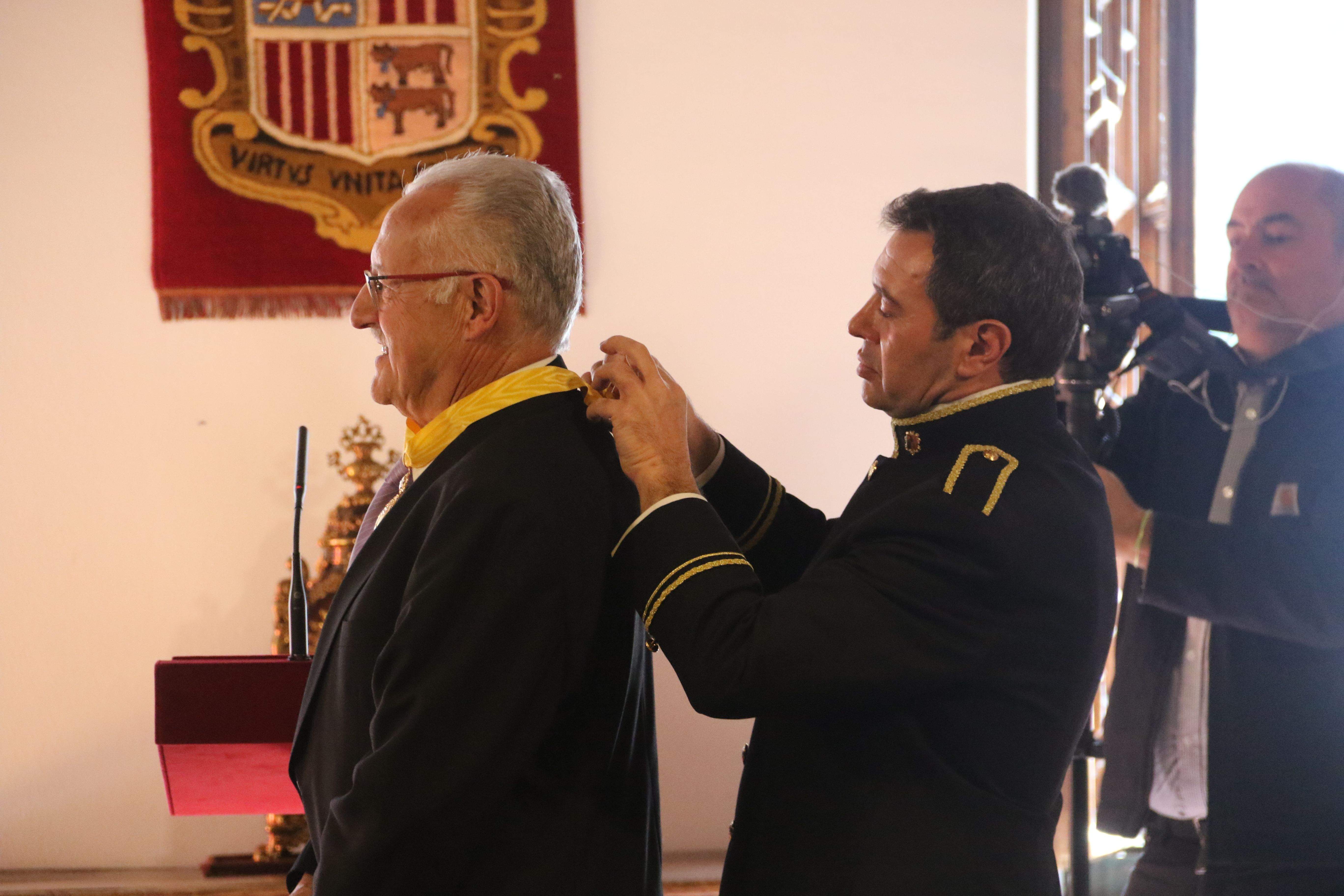 Un dels nuncis del Consell General ajusta la condecoració a Albert Gelabert. Un dels nuncis del Consell General ajusta la condecoració a Albert Gelabert.