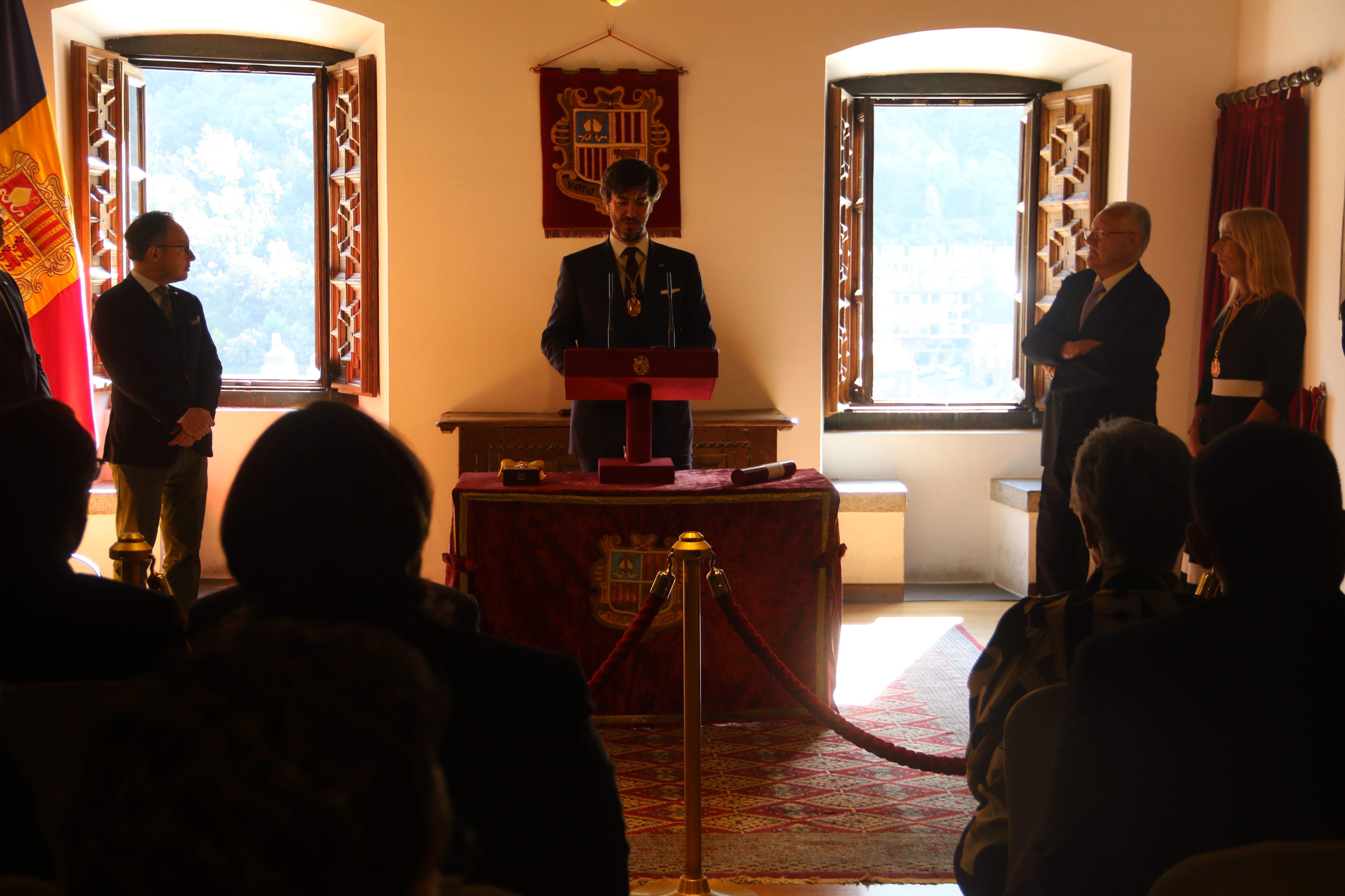 Discurs d'Ensenyat entre el cap de Govern, Xavier Espot, i l'homenatjat. Discurs d'Ensenyat entre el cap de Govern, Xavier Espot, i l'homenatjat.