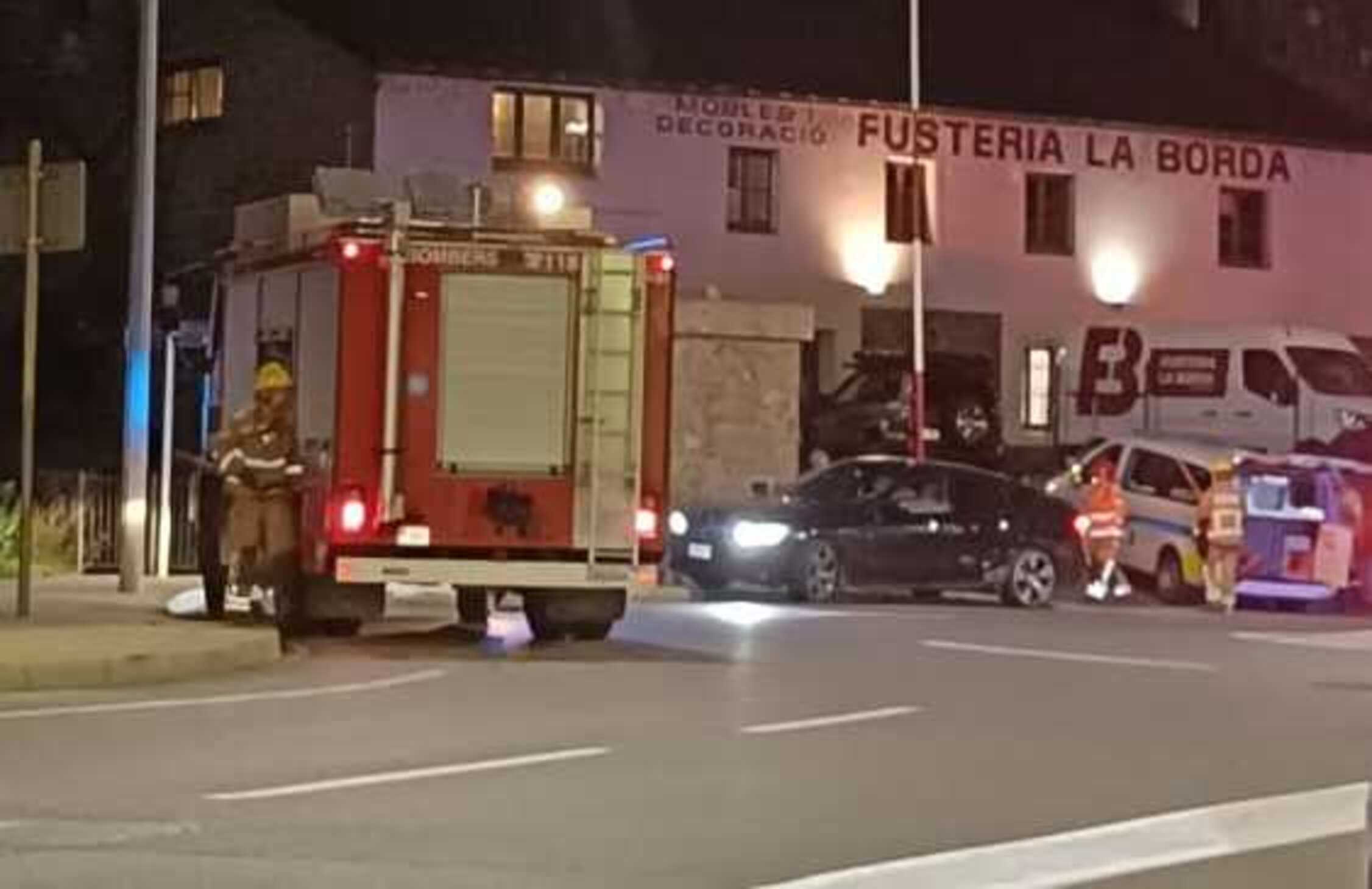 Els bombers i la policia amb un dels vehicles implicats.