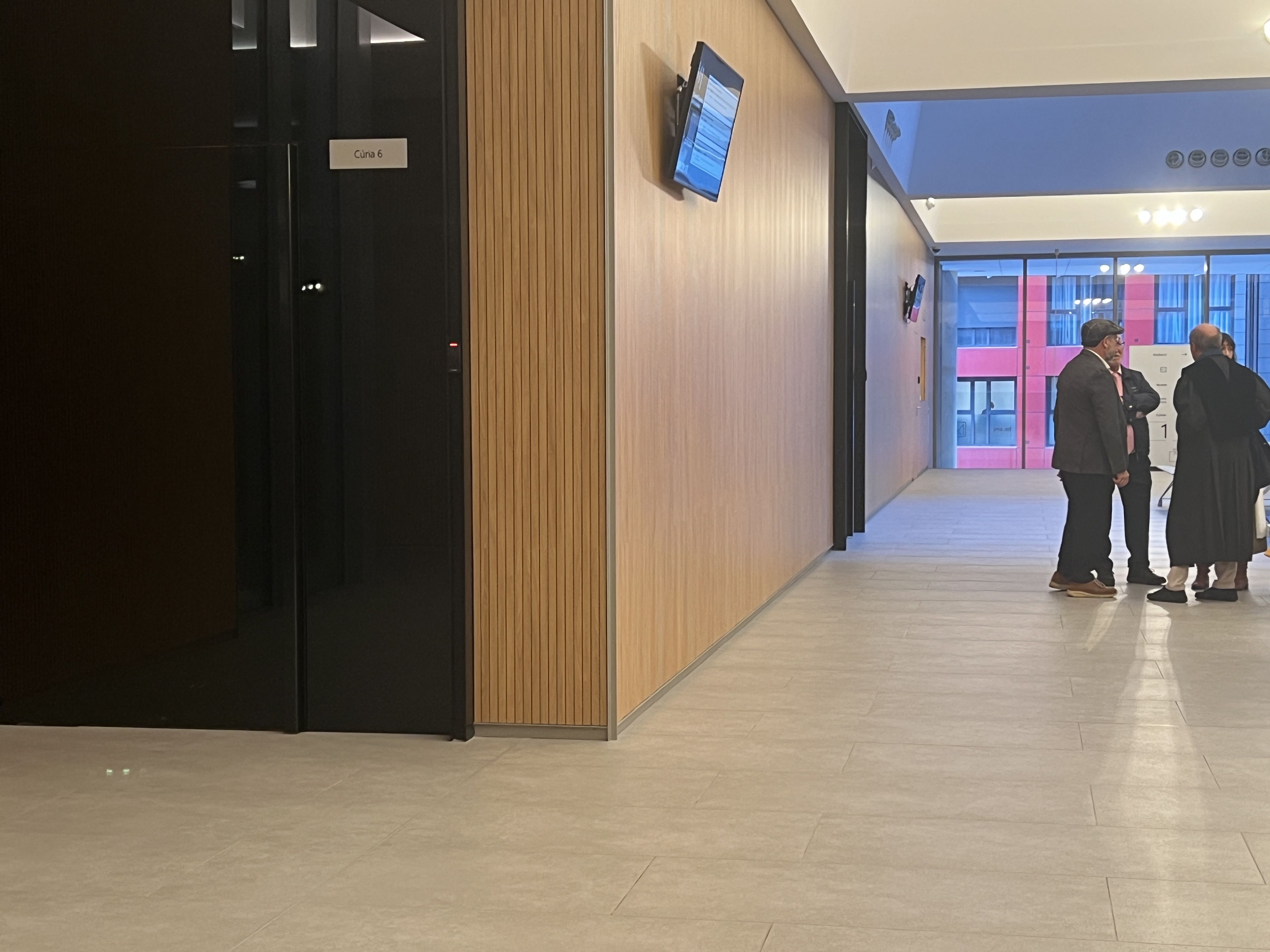 El judici se celebra a la sala Cúria 6 de la Seu de la Justícia. El judici se celebra a la sala Cúria 6 de la Seu de la Justícia.