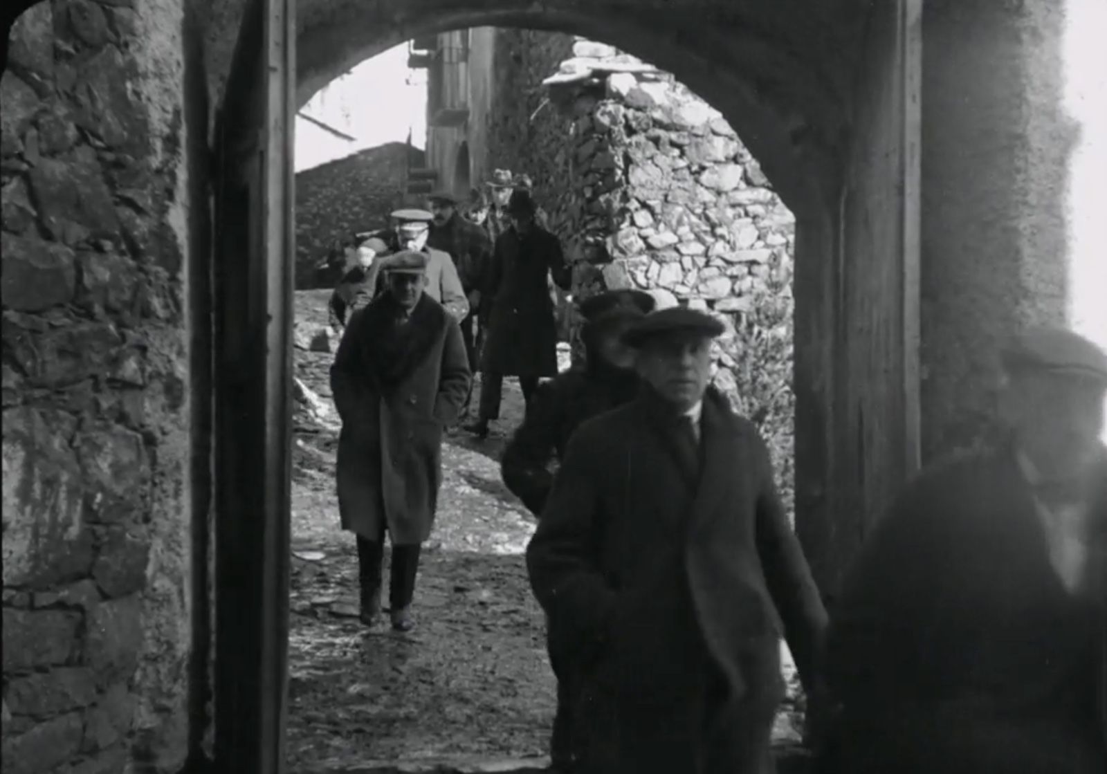 Un grup d'homes, entrant a la Casa de la Vall, en una de les pel·lícules.