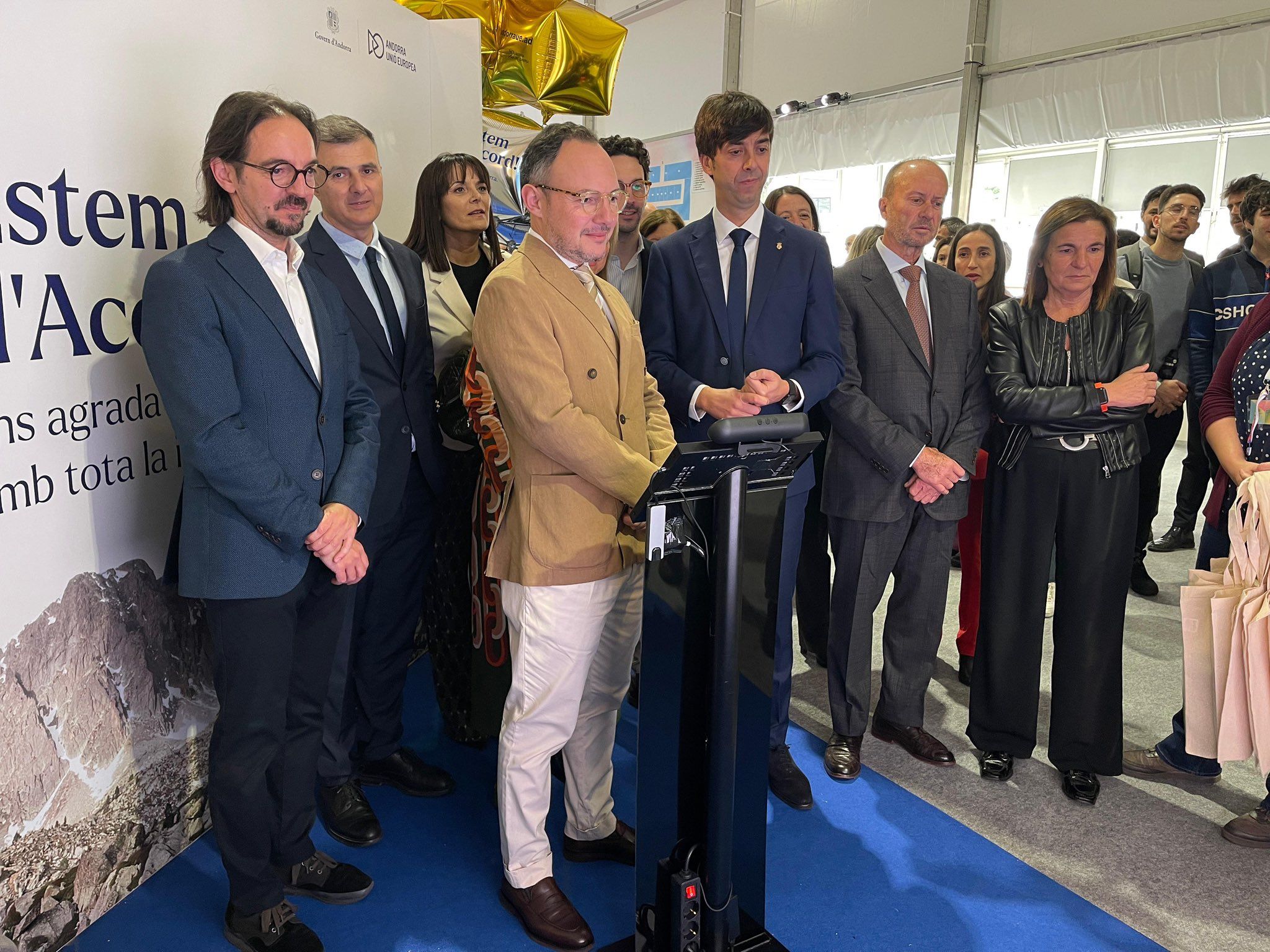 Espot amb altres autoritats a l'estand sobre l'acord d'associació.