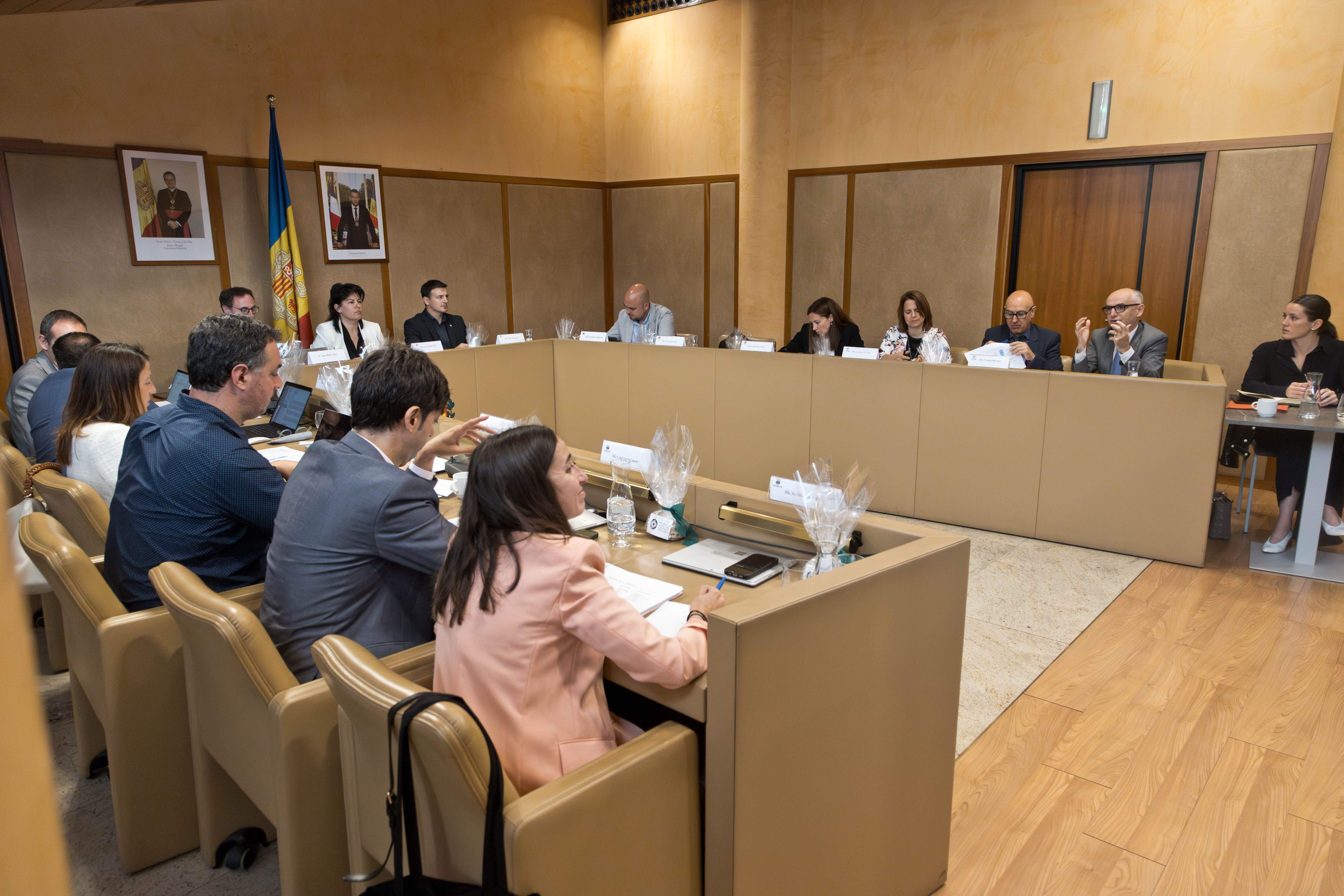 El ministre Ramon Lladós dirigint-se als cònsols en una reunió el juny a la Massana. El ministre Ramon Lladós dirigint-se als cònsols en una reunió el juny a la Massana.