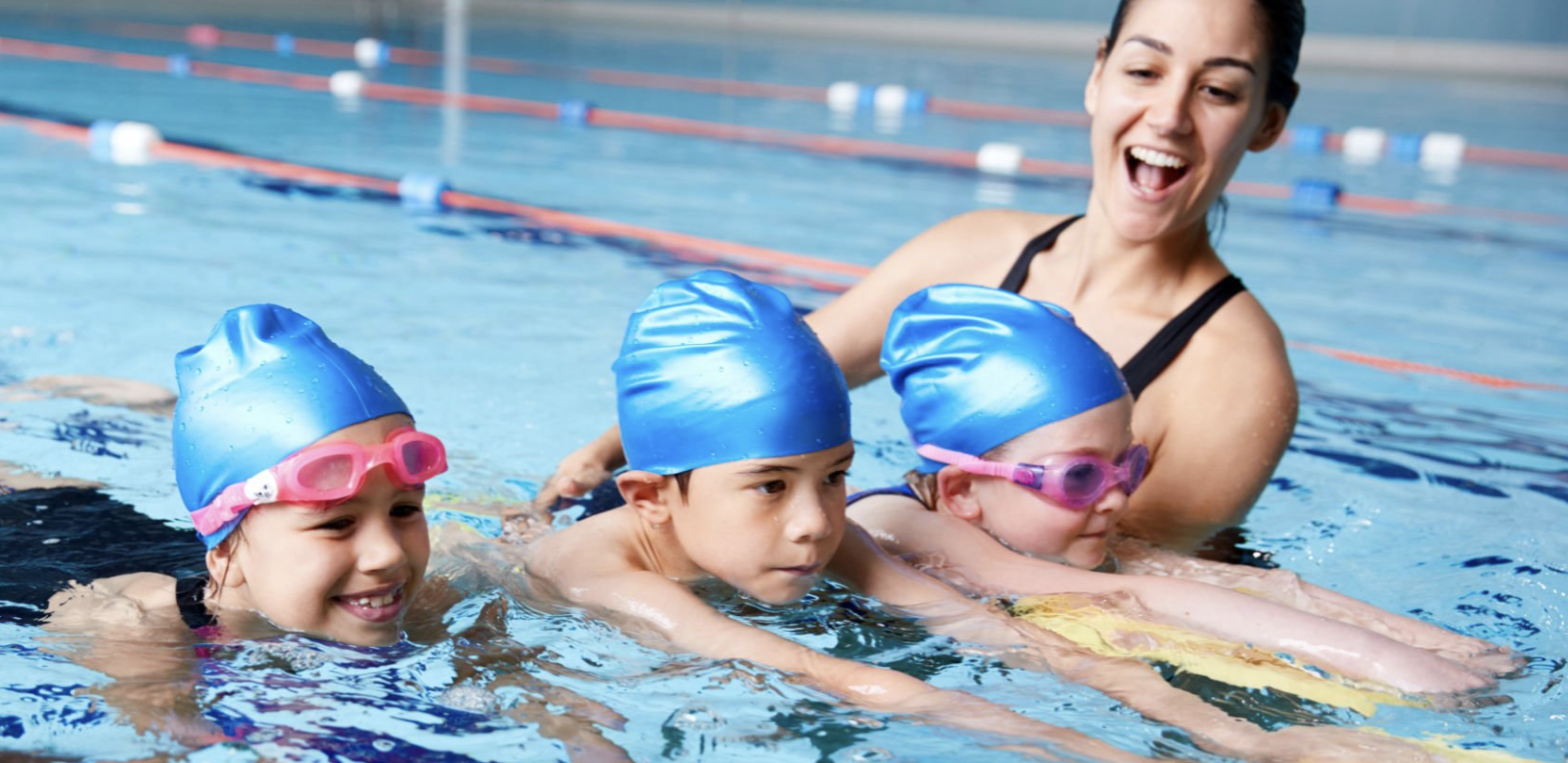 Una monitora de natació infantil.