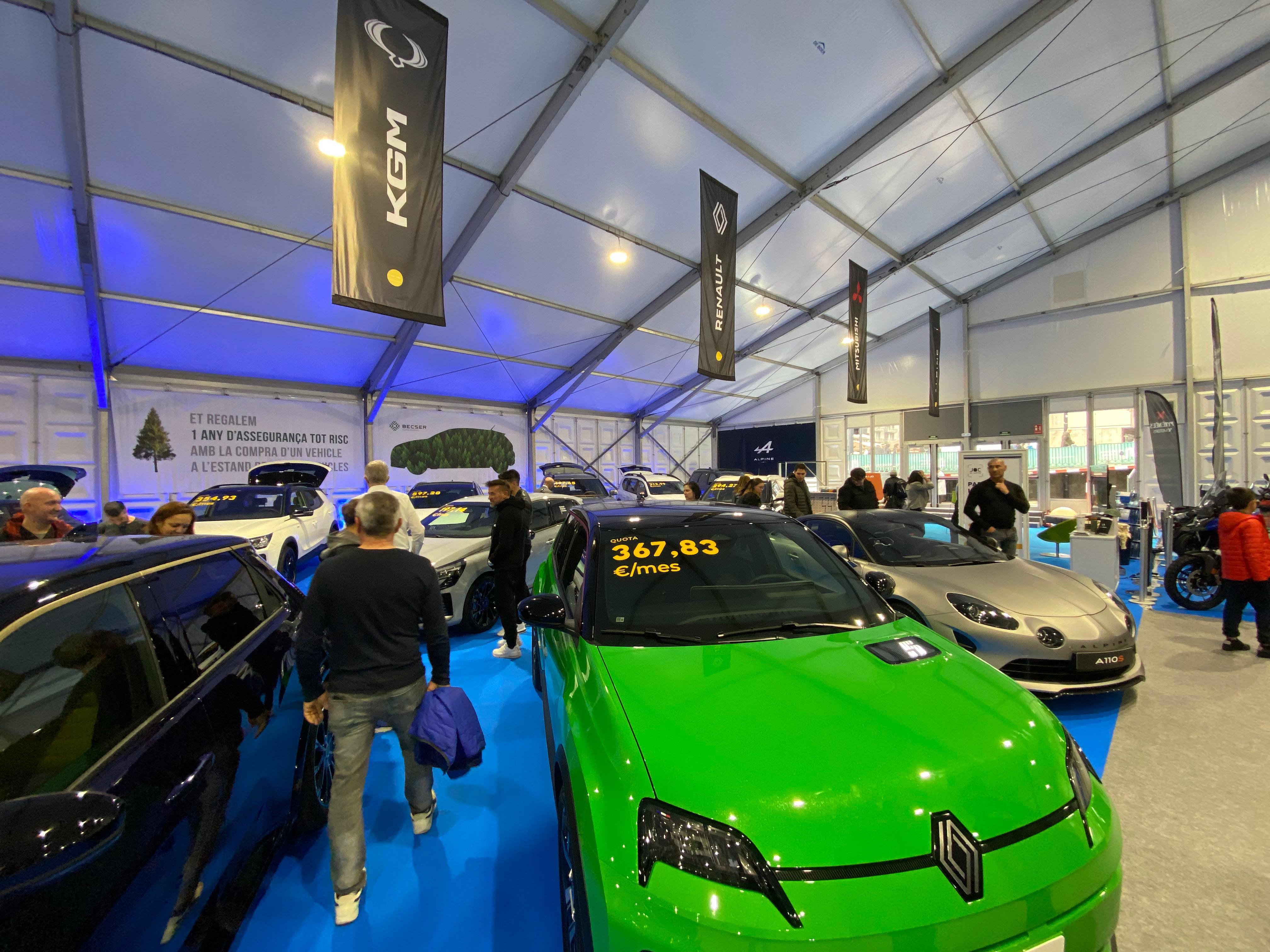 Un dels estands de cotxes a la Fira d'Andorra la Vella, amb diversos interessats.