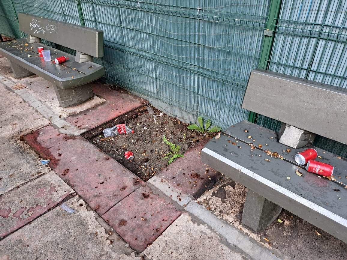 Restes de 'botellot', aquest matí al passeig del Riu.