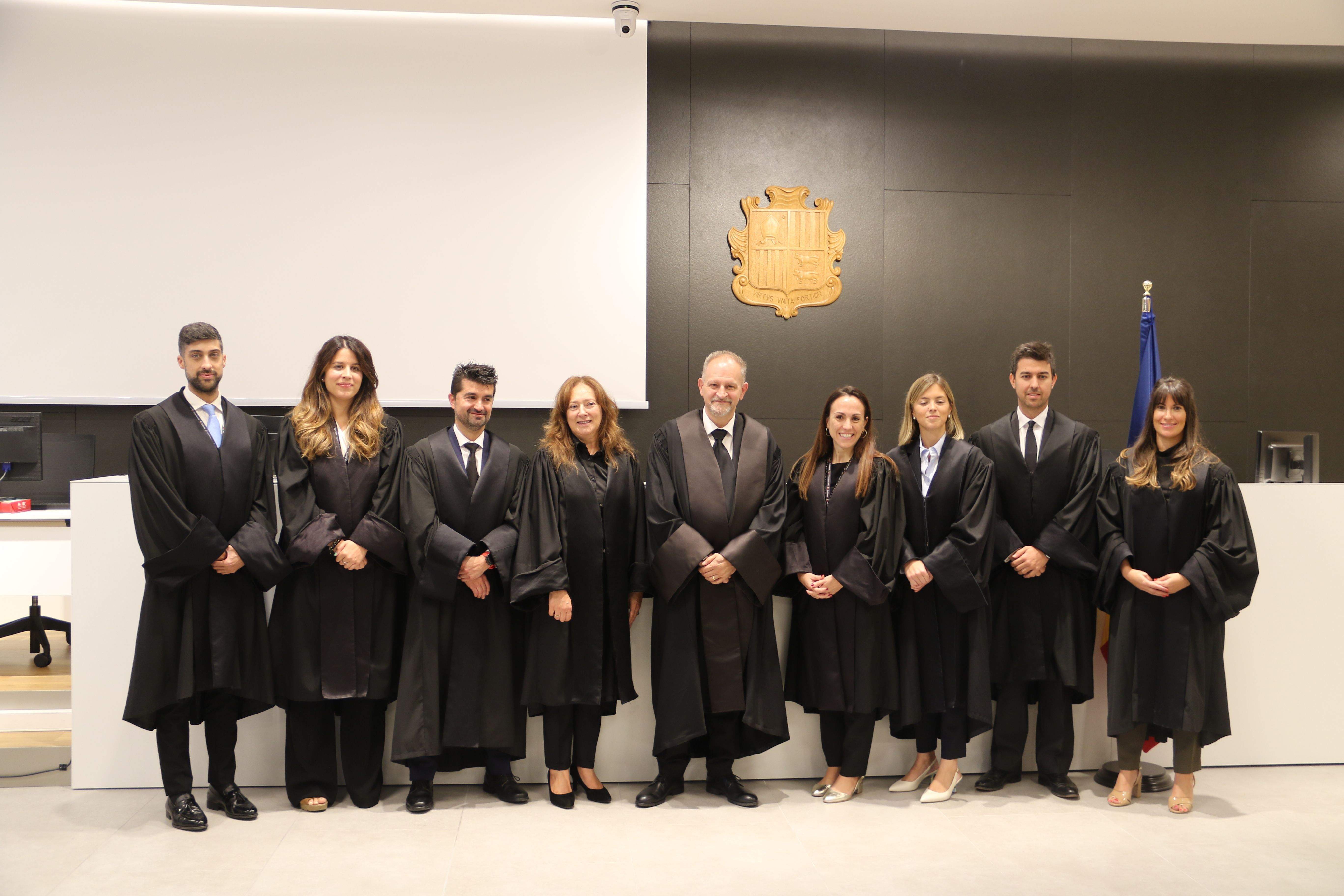 L'EQUIP DE FISCALS AMB L'ABSÈNCIA D'ALFONS ALBERCA. PER L'ESQUERRA: ALEXANDRE FERREIRA, MARTA VILLAVERDE, IVÁN ALÍS, NÚRIA GARCIA, XAVIER SOPENA, ROSER MAZÓN, PATRÍCIA SILVESTRE, BORJA AGUADO I ELISABET PUENTE.