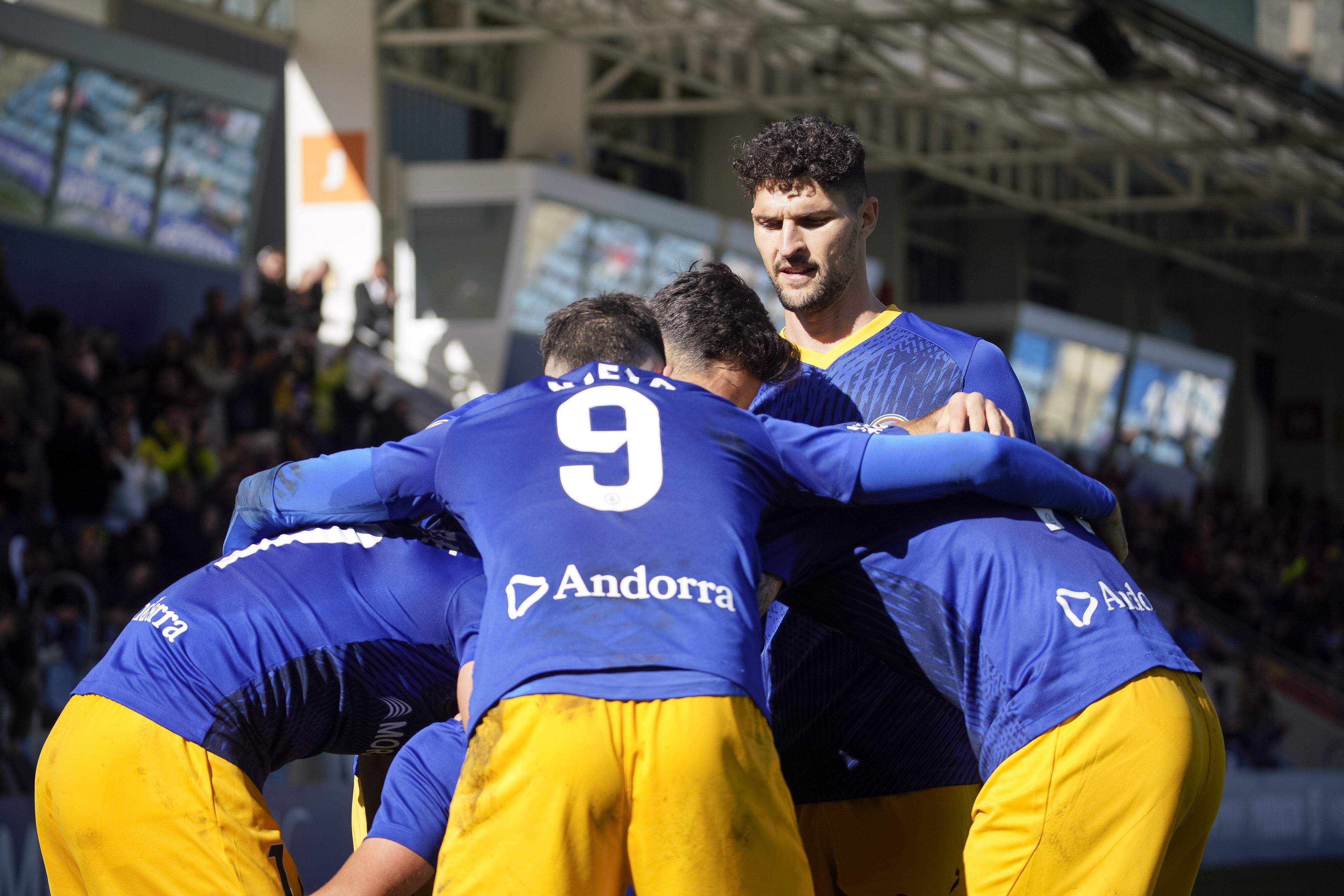 Els jugadors de l'FC Andorra, celebrant el gol de Josep Cerdà a la recta final del duel. 