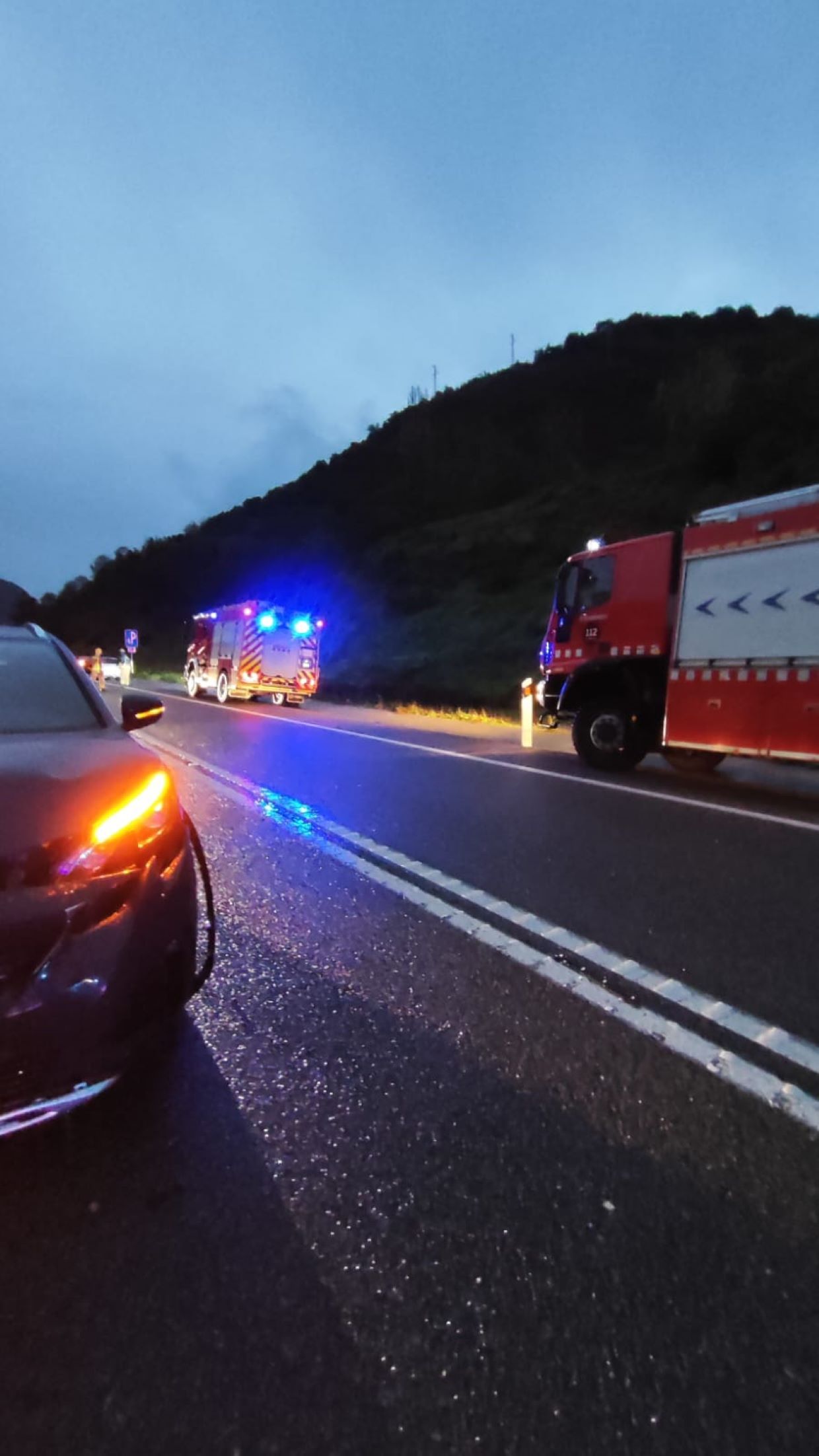 L'estat d'un dels cotxes que ha patit l'accident amb els bombers de fons.