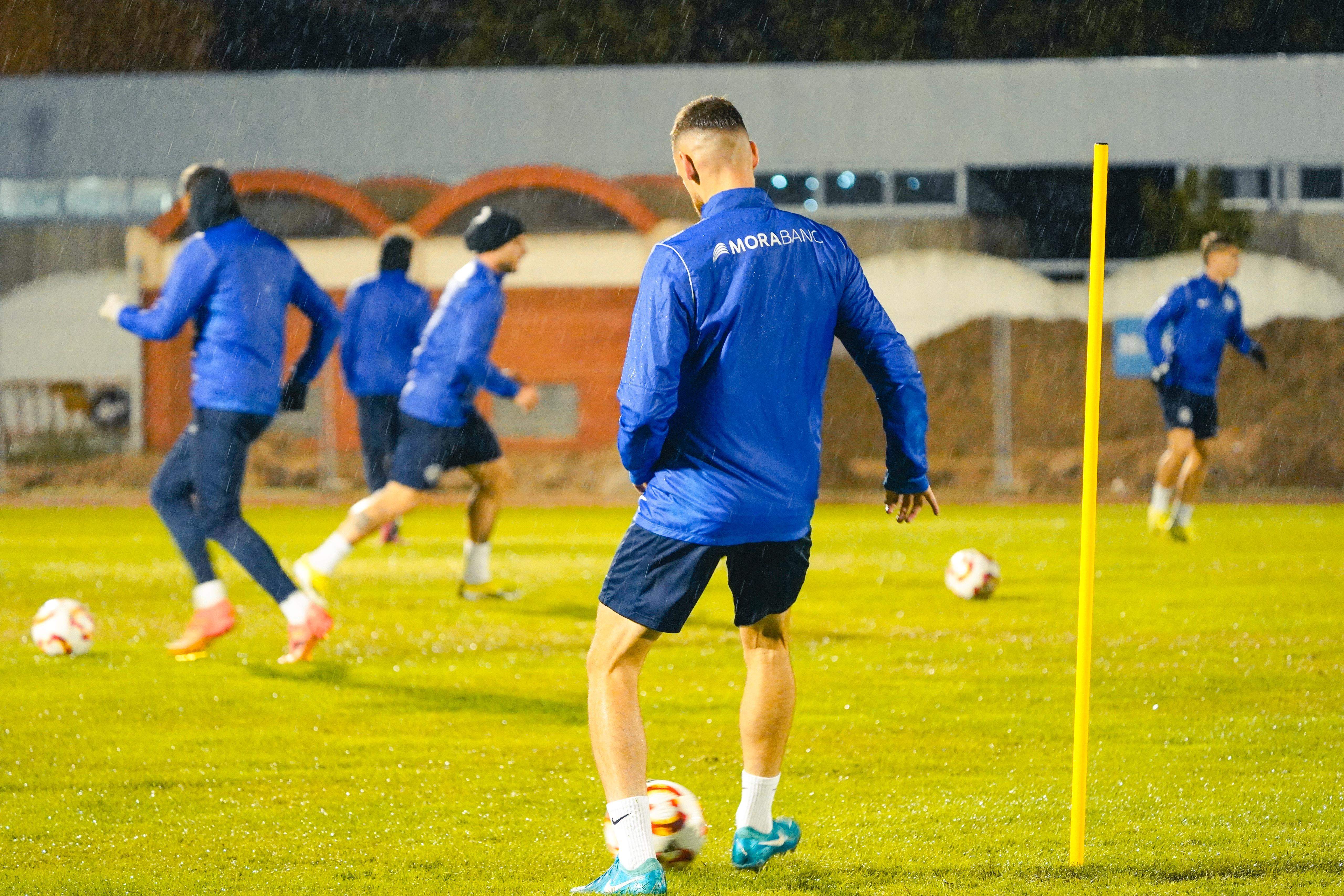 El capità de l'FC Andorra, Sergio Molina, exercitant-se sota la pluja de Badajoz. 