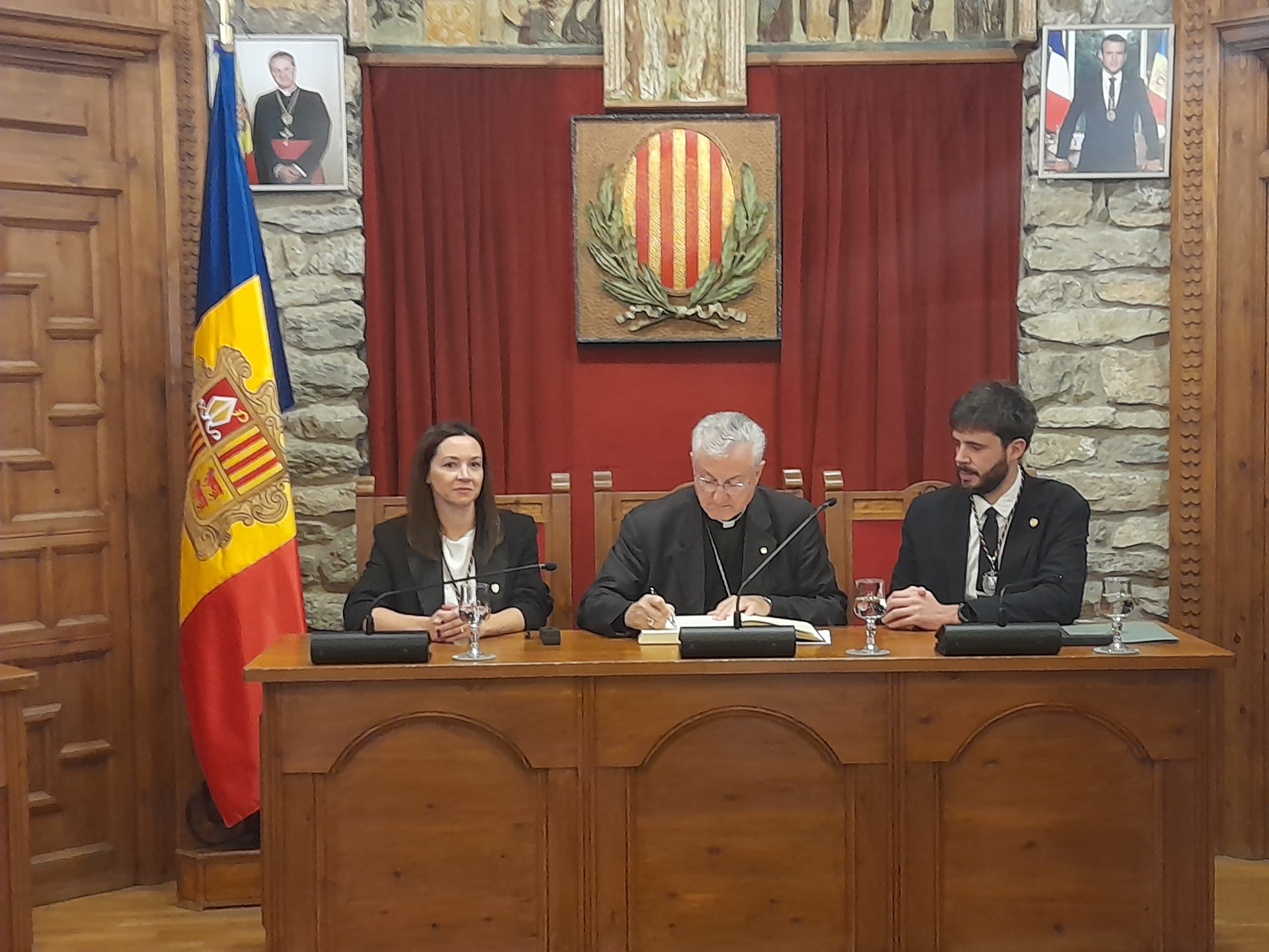 Vives signant el llibre d'honor. Vives signant el llibre d'honor.