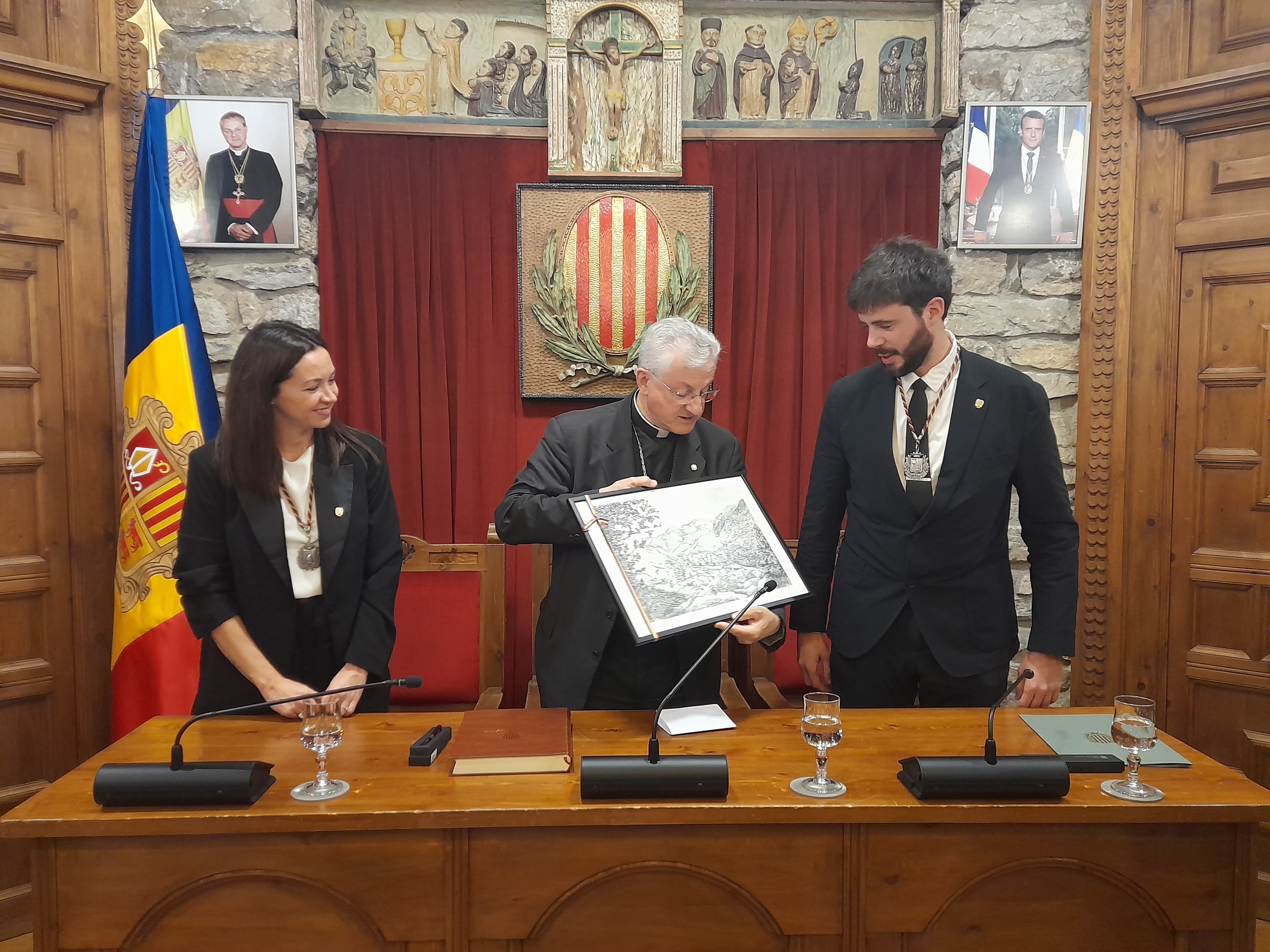 Vives ha rebut una litografia de Sergi Mas. Vives ha rebut una litografia de Sergi Mas.