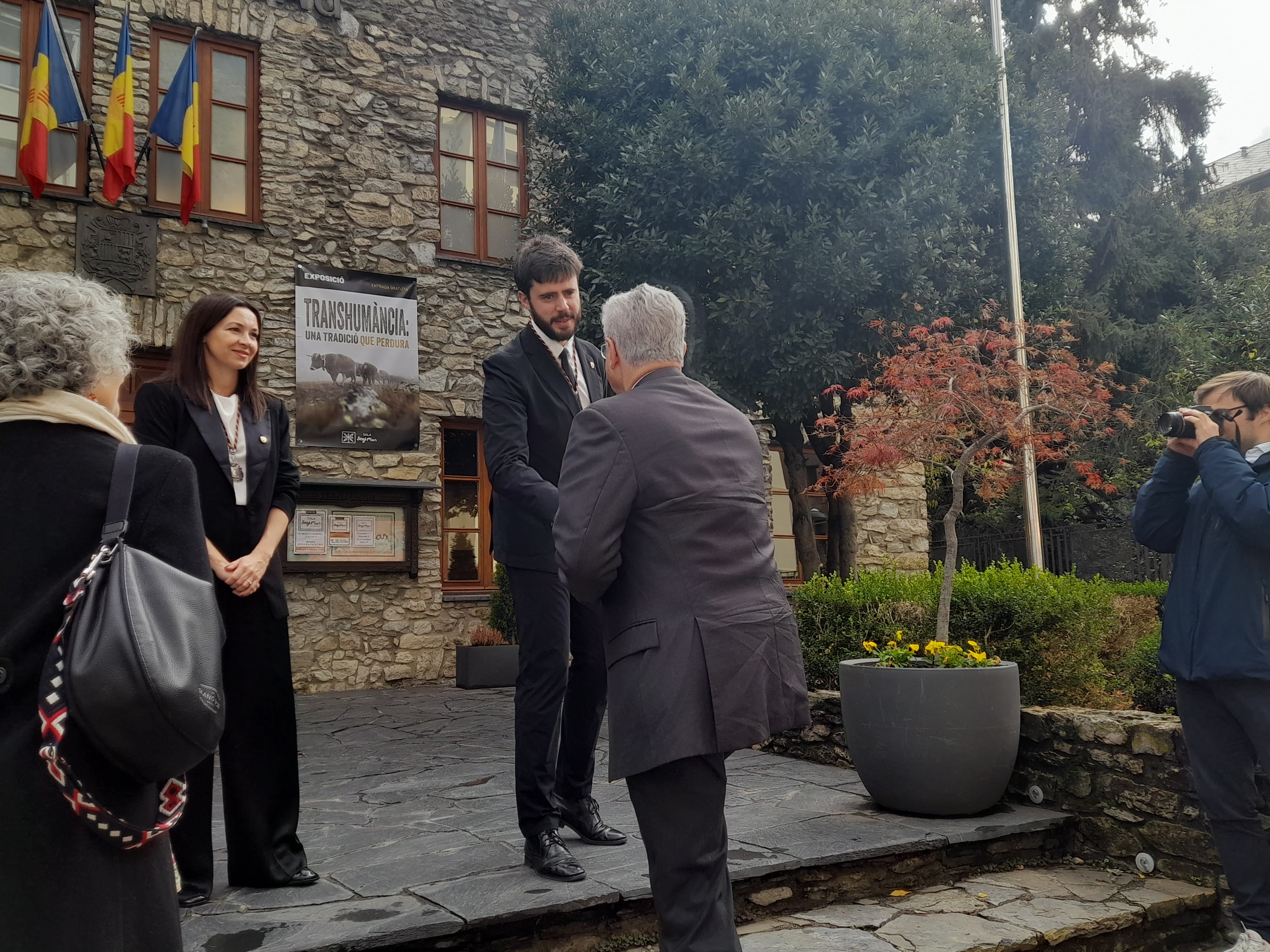 Els cònsols han rebut Joan enric Vives a Casa Comuna. Els cònsols han rebut Joan enric Vives a Casa Comuna.