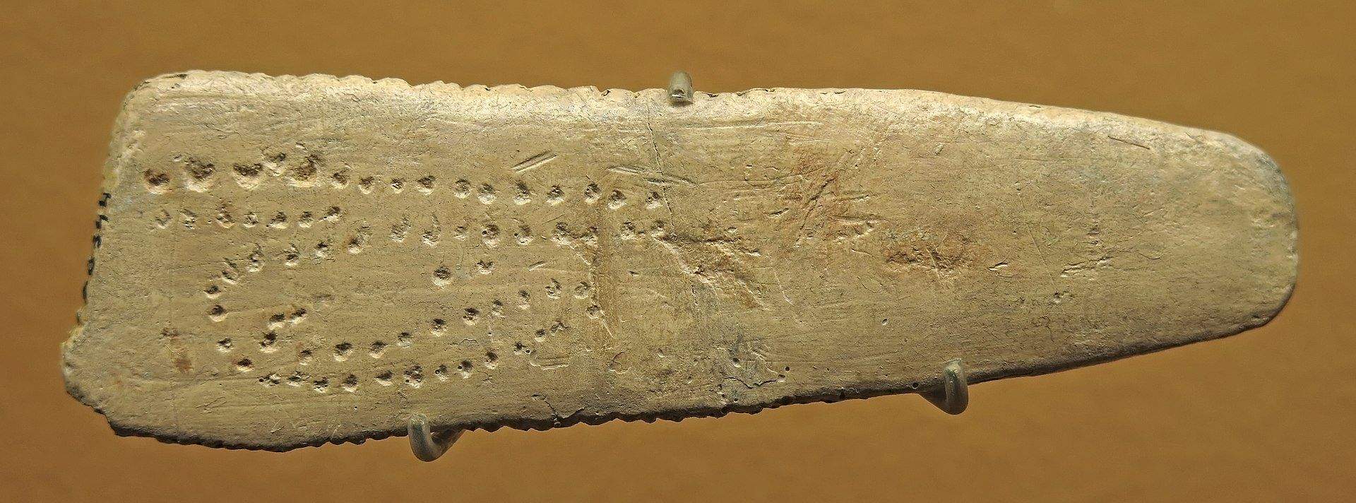 Calendari lunar gravat en un os, datat de fa 34.000 anys i trobat al abri Blanchard des Roches, França - Crèdit: Don Hitchcock - Musée d'Archeologie Nationale et Domaine, St-Germain-en-Laye La portaveu del Sindicat, Rebeca Bonache.