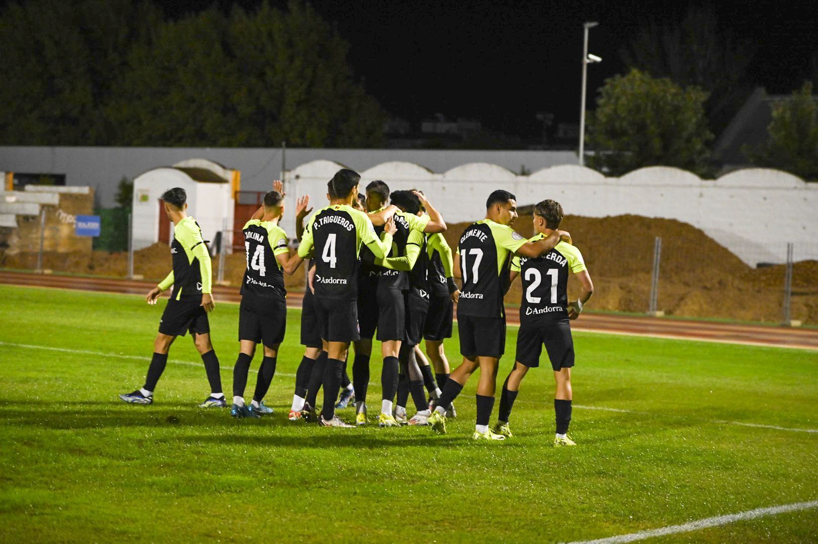 Els tricolors, amb la tercera equipació, celebrant el gol d'Assane davant el Don Benito.