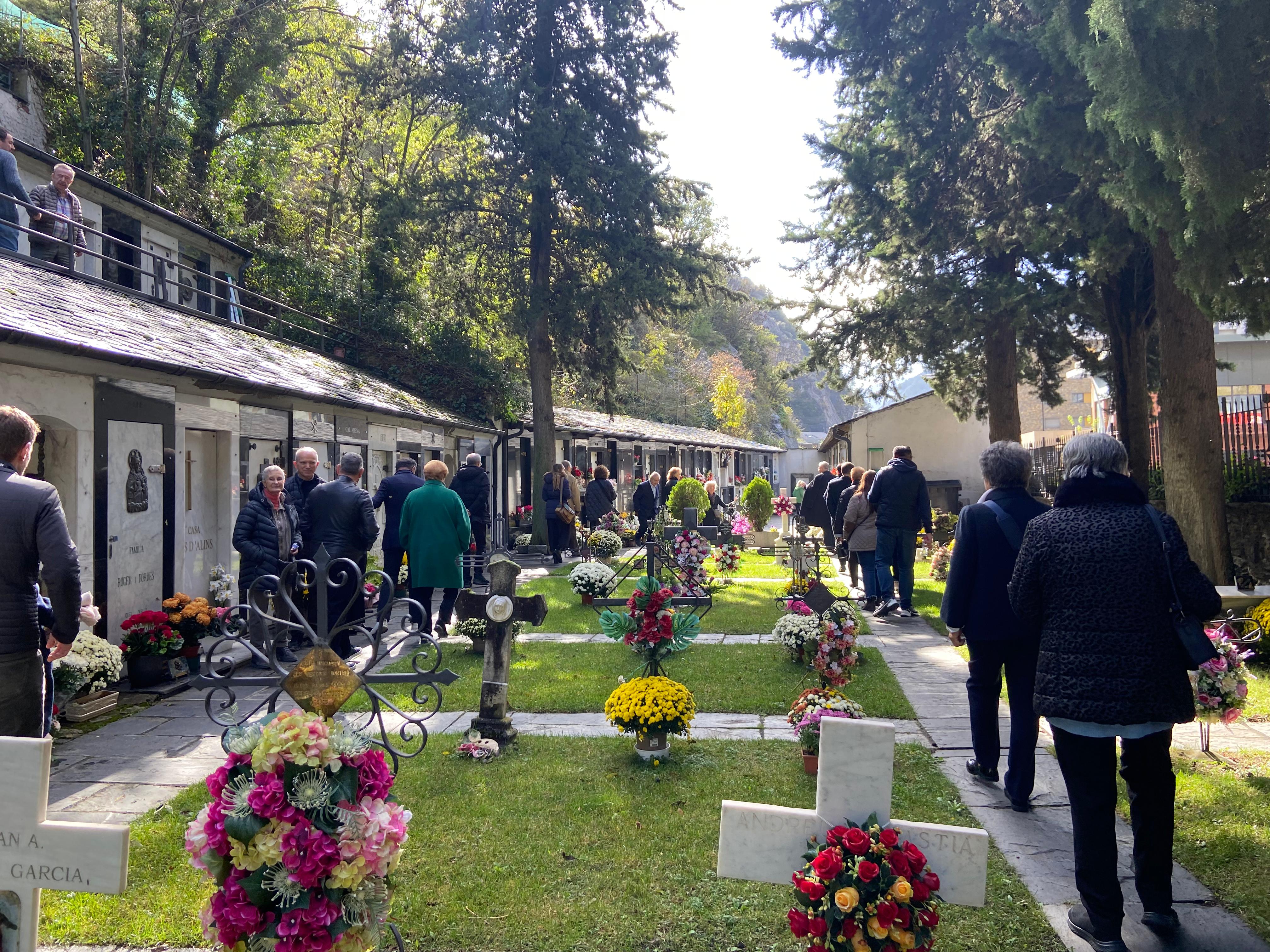 Arribada al cementiri parroquial de Sant Julià després de l'eucaristia. 
