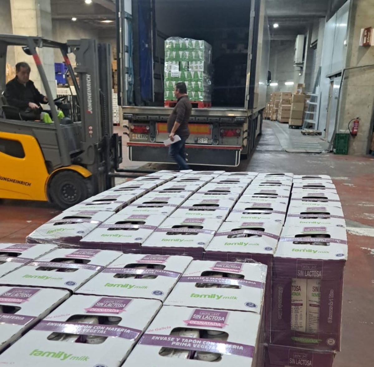 El material, carregant-se al camió.