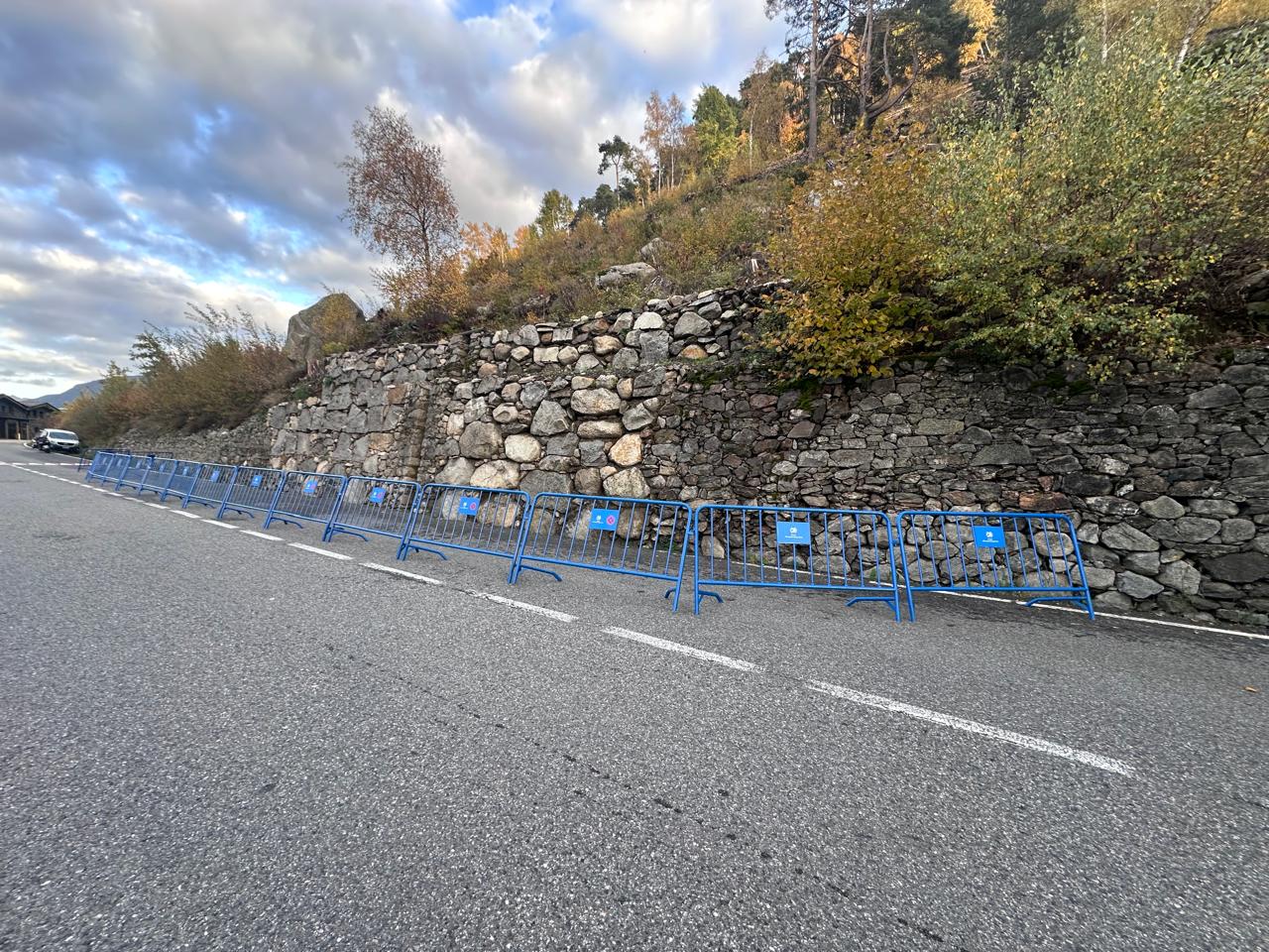 El tram de mur que genera risc envoltat de tanques.