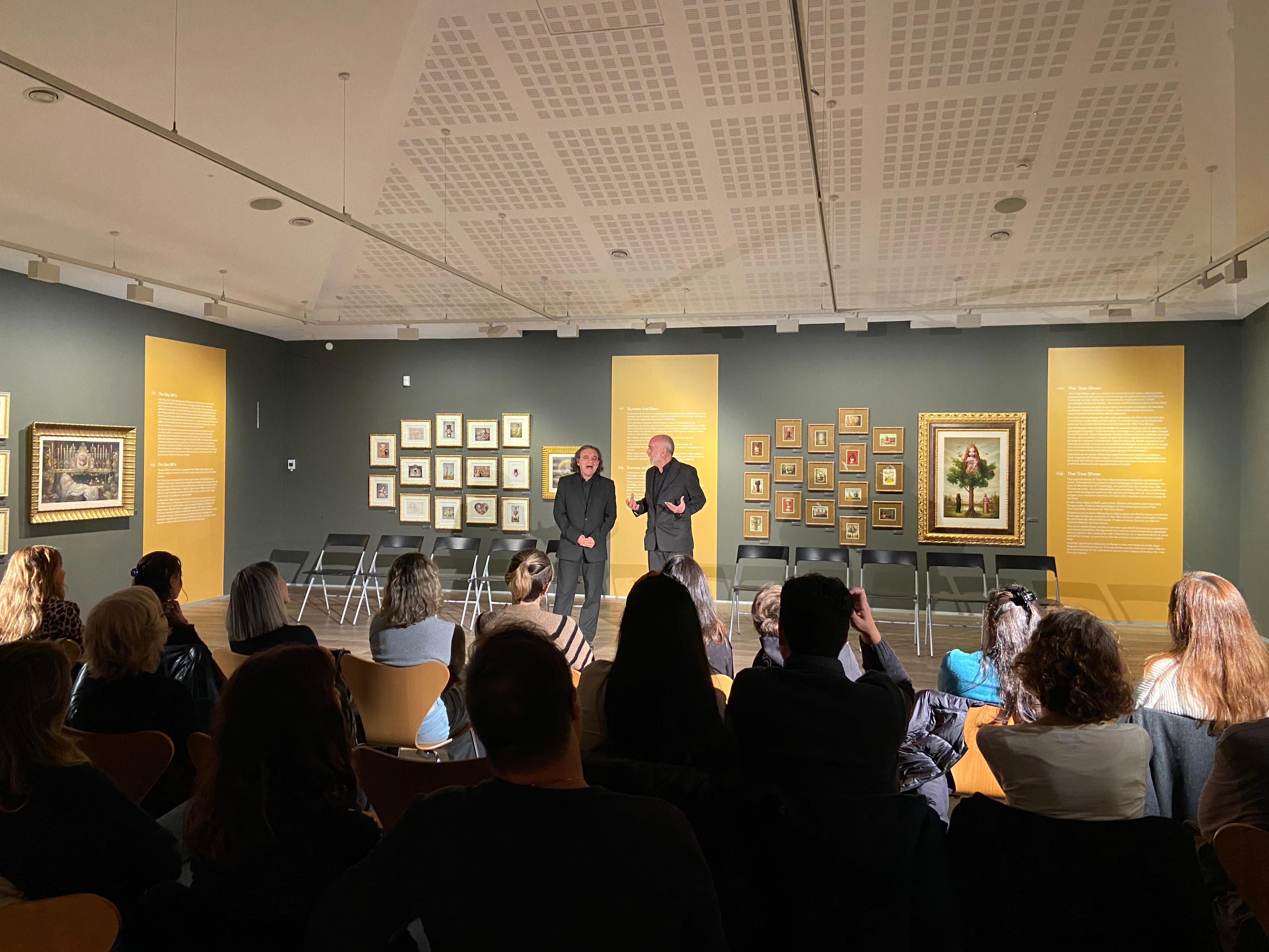 Unes vint-trenta persones s'han aplegat a la sala d'exposicions per veure a Los Torreznos. 