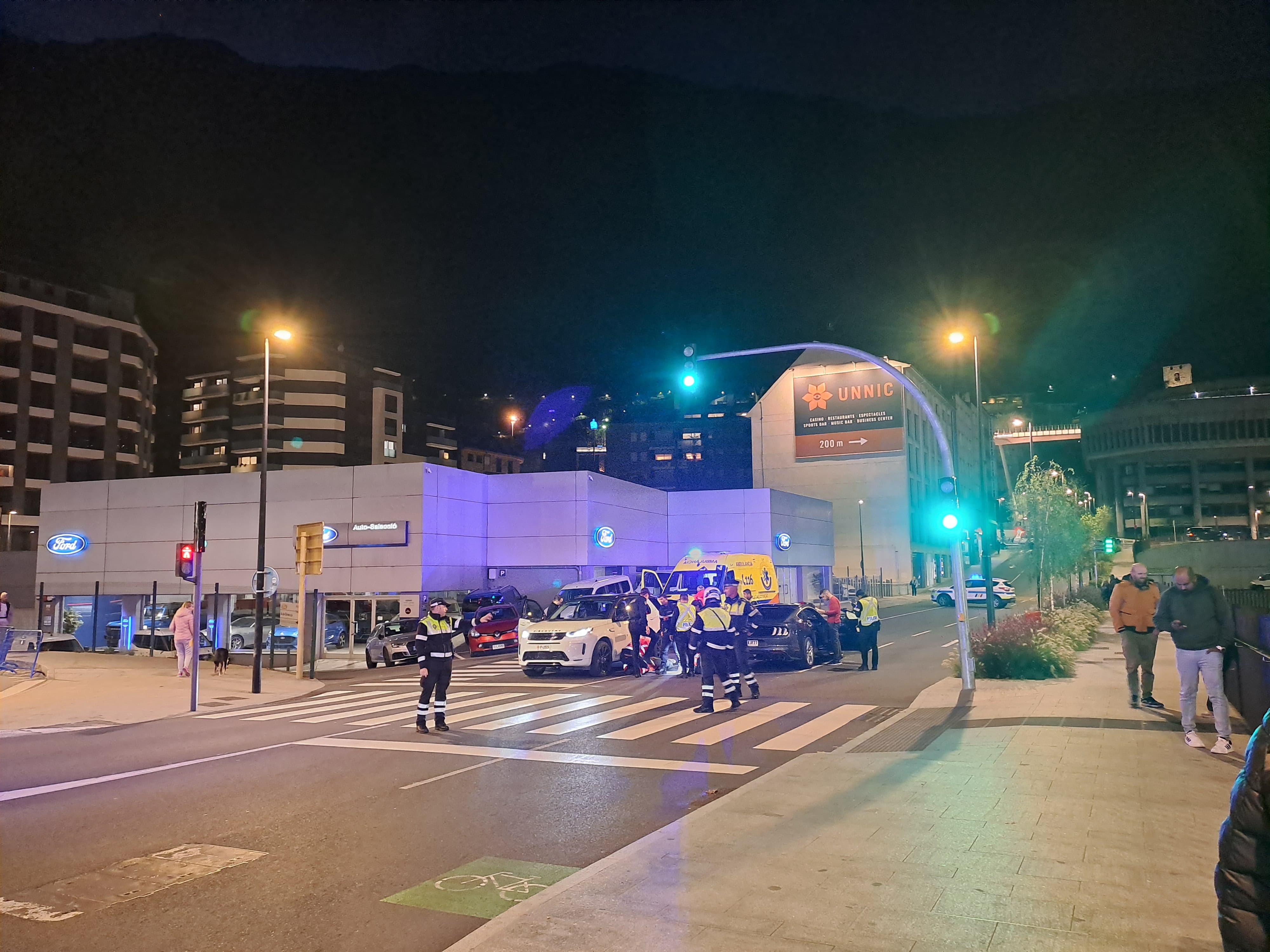 Els serveis policials i d'emergències mèdiques s'han desplaçat al lloc dels fets.