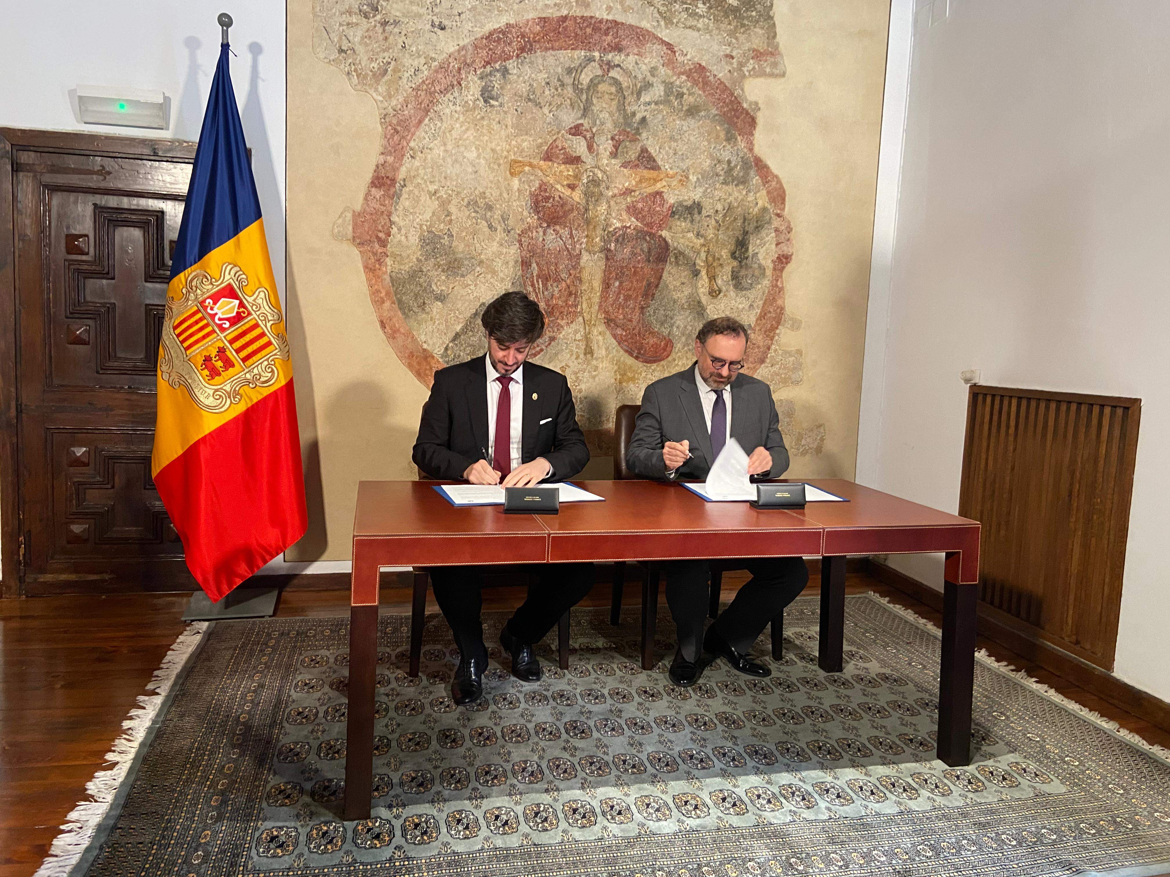 El síndic general, Carles Ensenyat, signant el conveni amb el rector de l'UdA, Juli Minoves. 